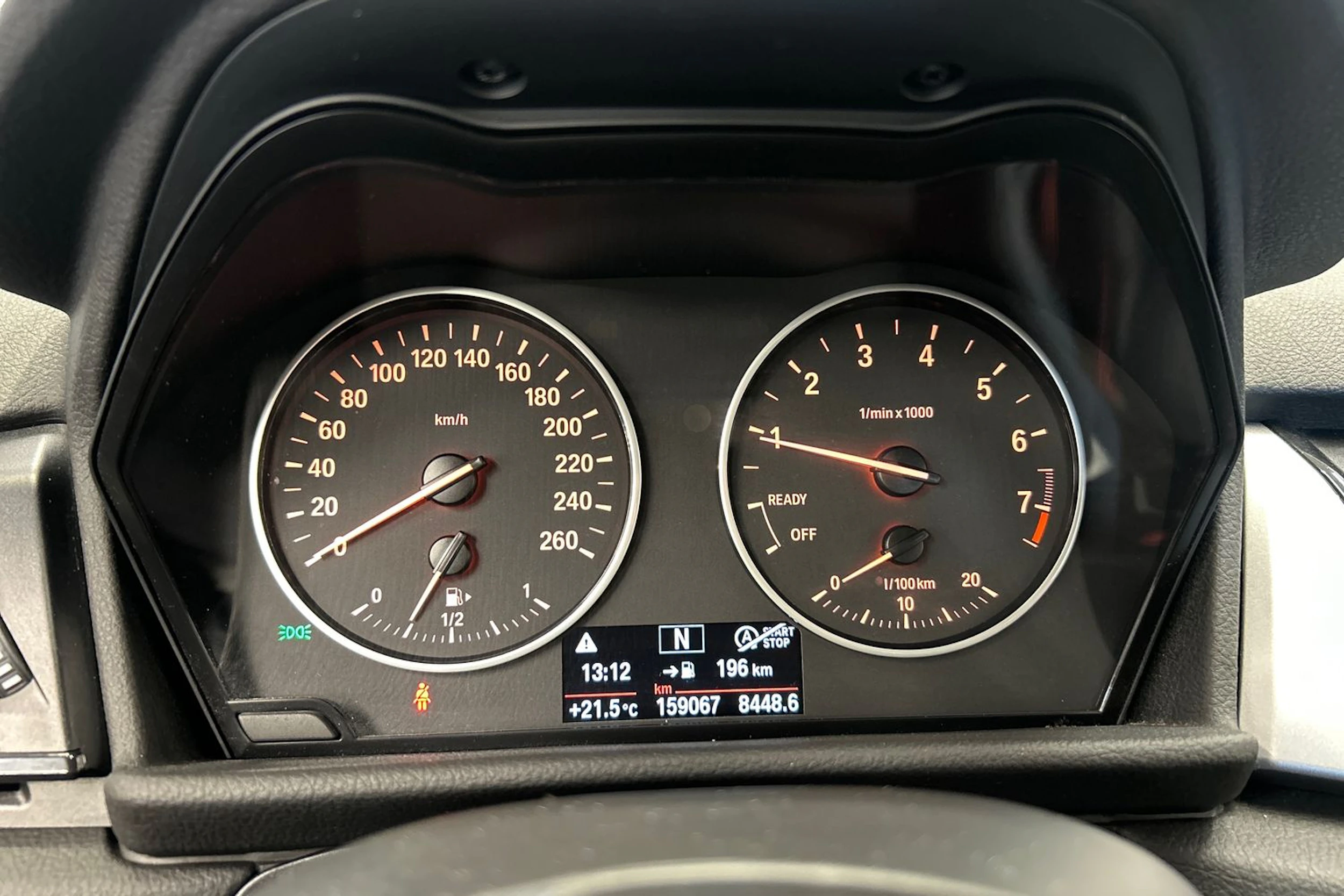 musta BMW 216 2017 kuva 13.
