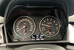 musta BMW 216 2017 kuva 13.