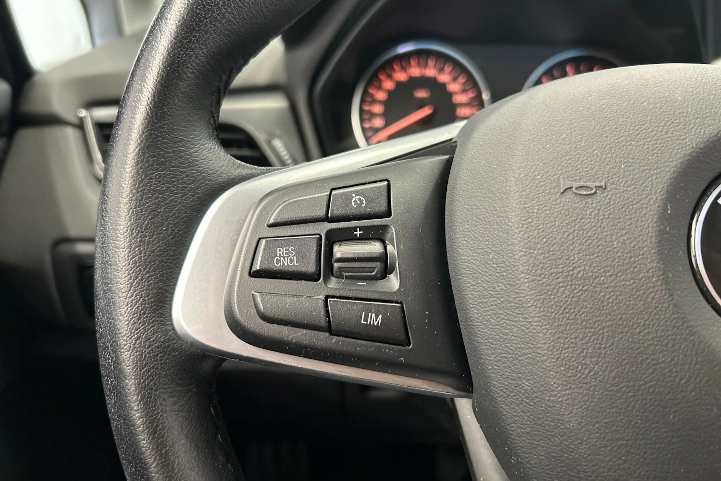 musta BMW 216 2017 kuva 14.