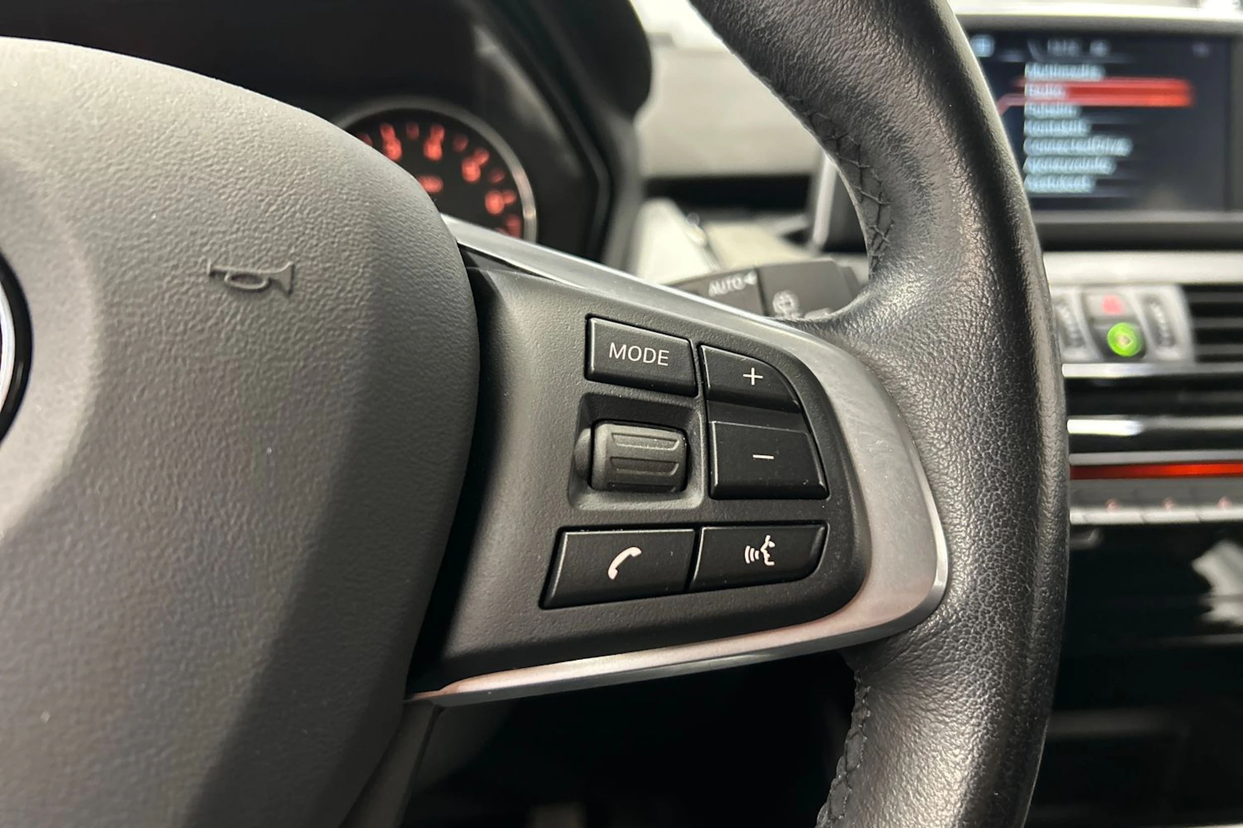musta BMW 216 2017 kuva 15.