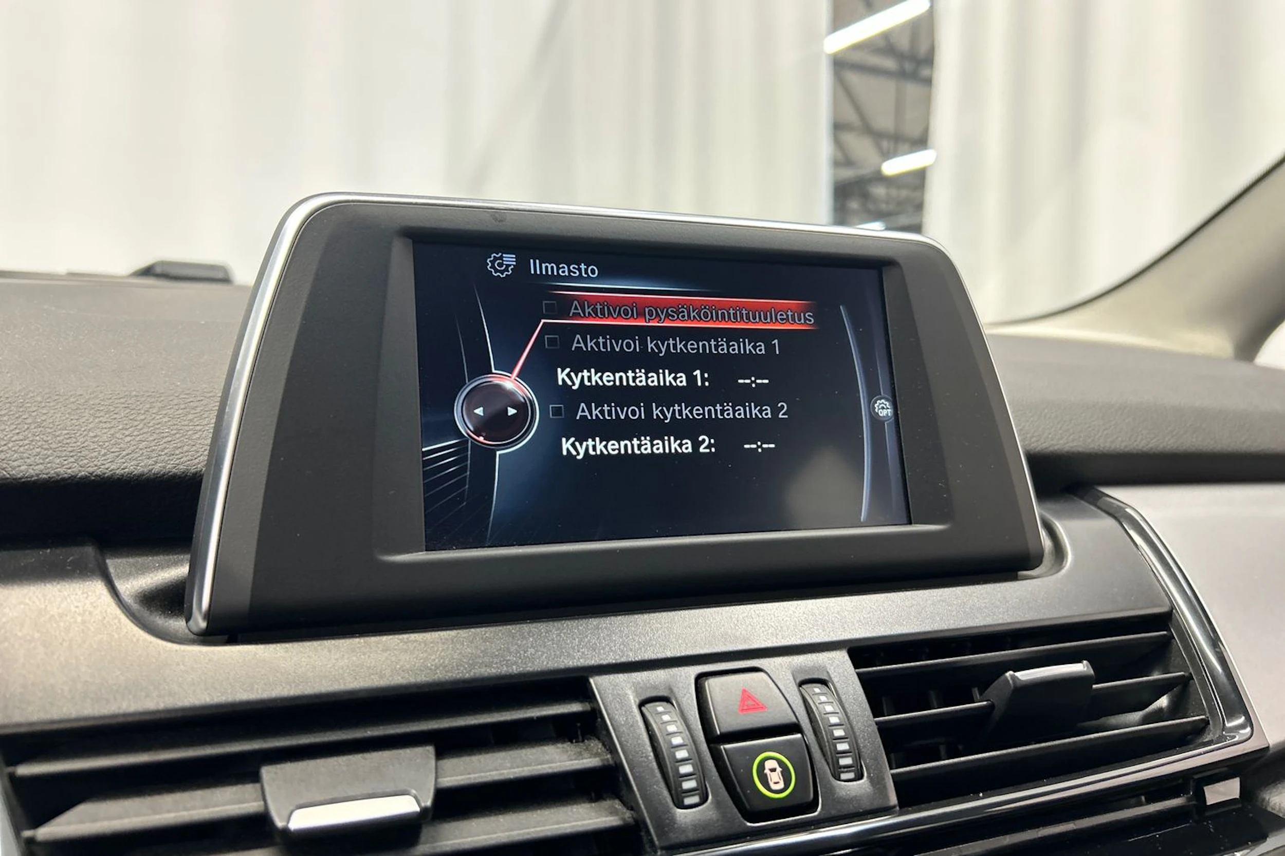 musta BMW 216 2017 kuva 17.