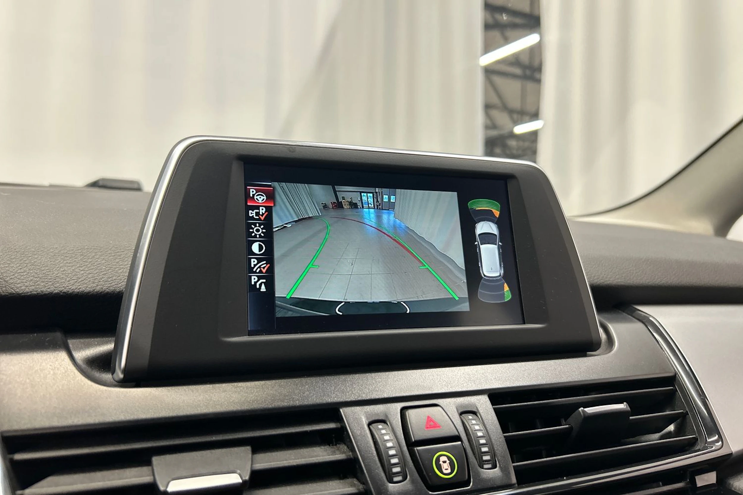 musta BMW 216 2017 kuva 19.
