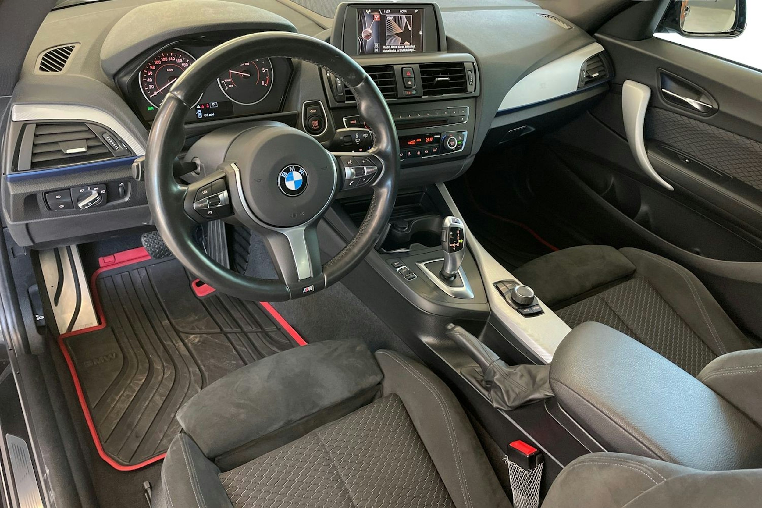 Musta BMW 218 2014 kuva 7.