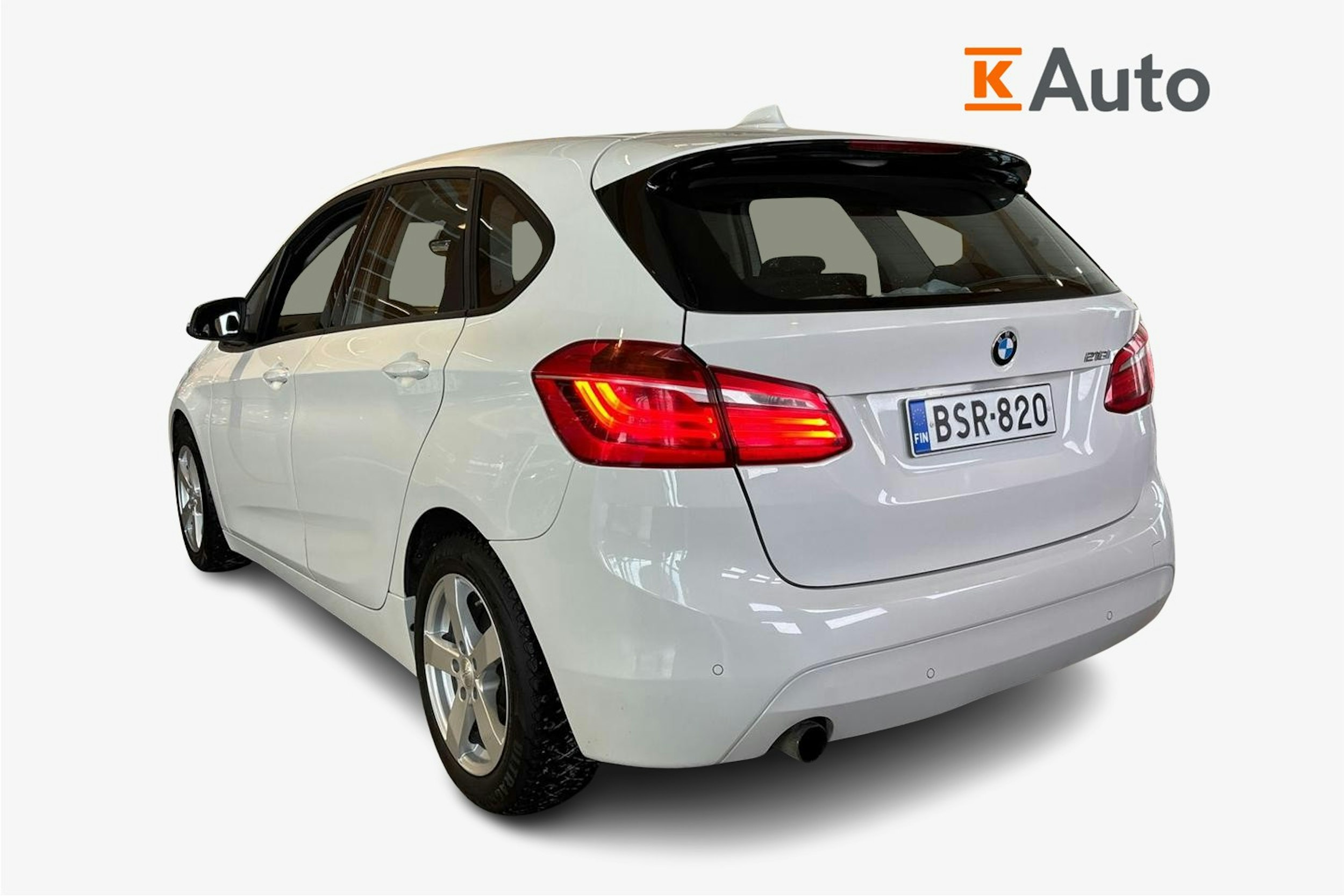 Valkoinen BMW 218 2015 kuva 2.