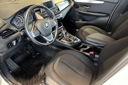 Valkoinen BMW 218 2015 kuva 7.