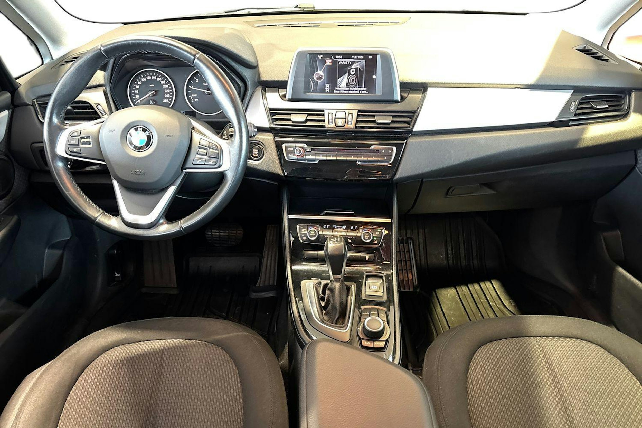 Valkoinen BMW 218 2015 kuva 9.