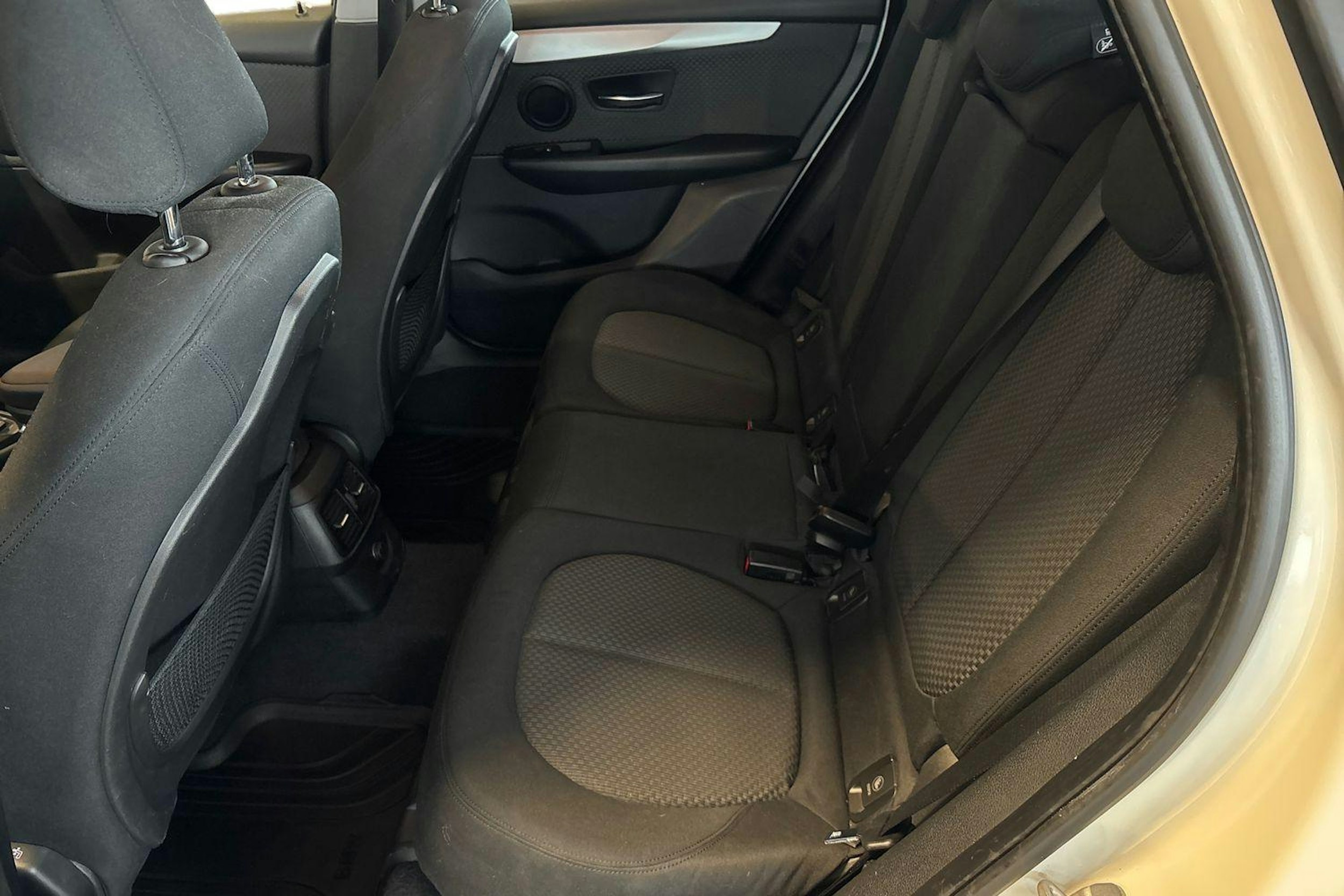 Valkoinen BMW 218 2015 kuva 10.