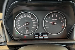 Valkoinen BMW 218 2015 kuva 14.