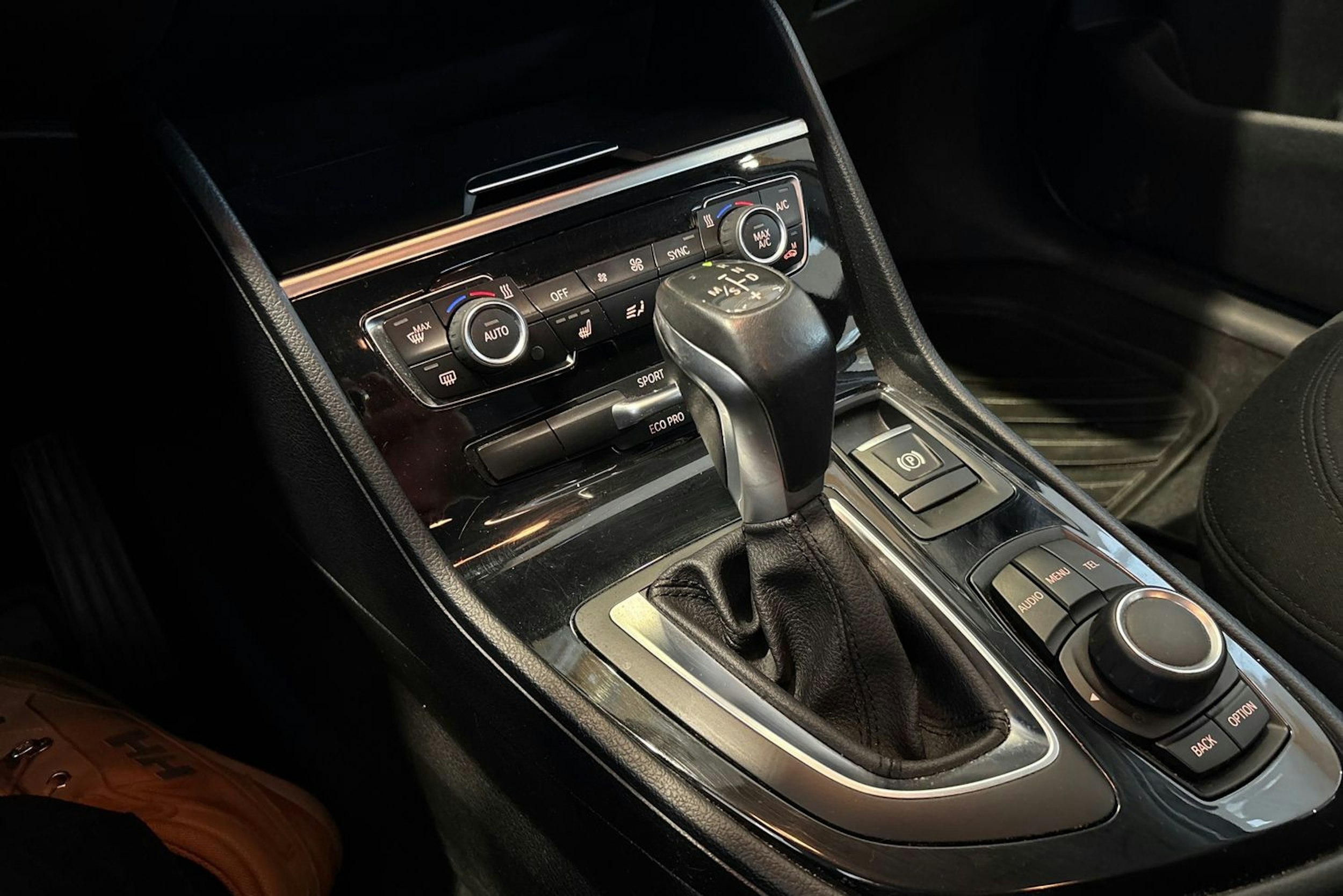 Valkoinen BMW 218 2015 kuva 17.