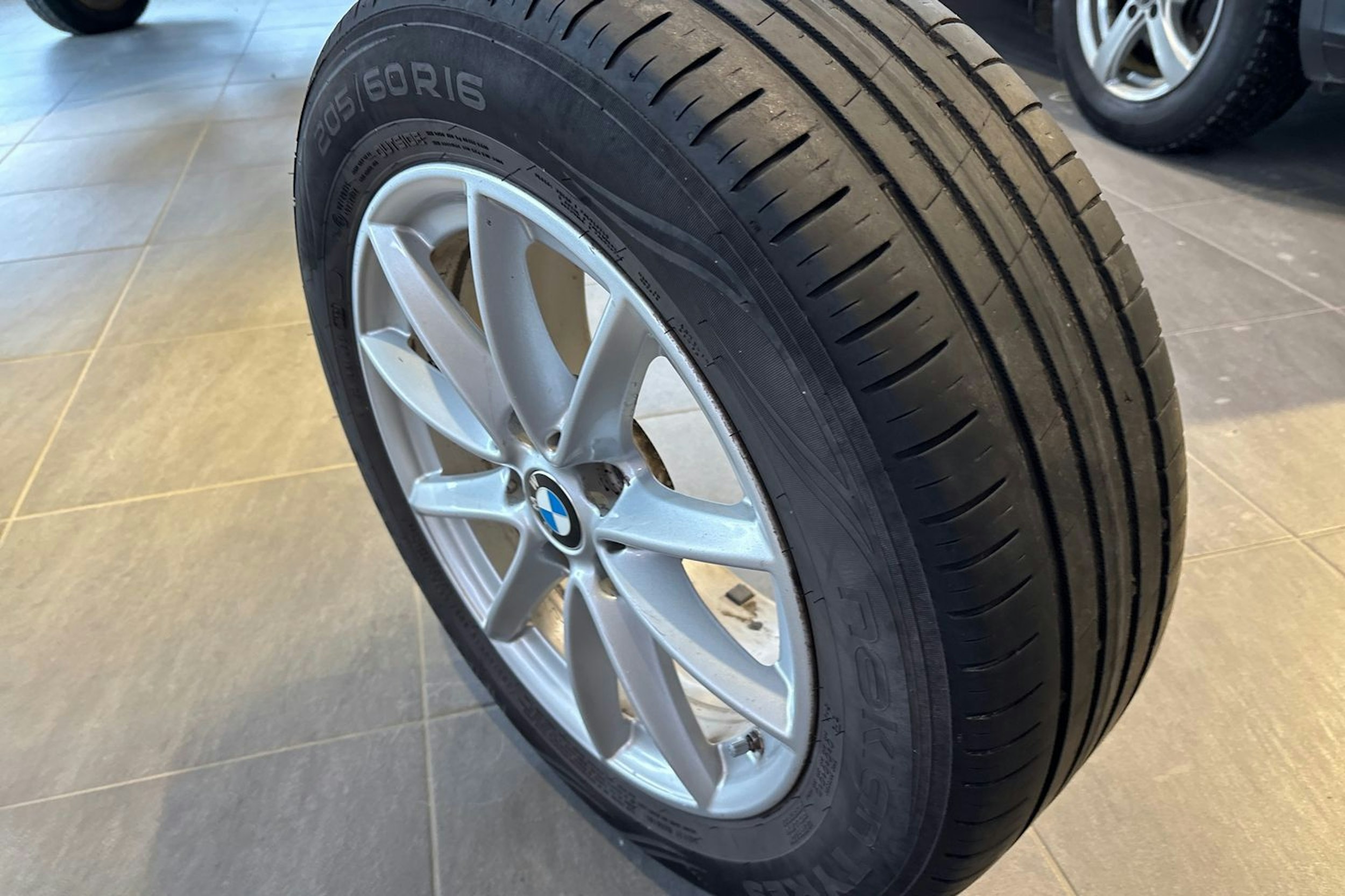 Valkoinen BMW 218 2015 kuva 18.