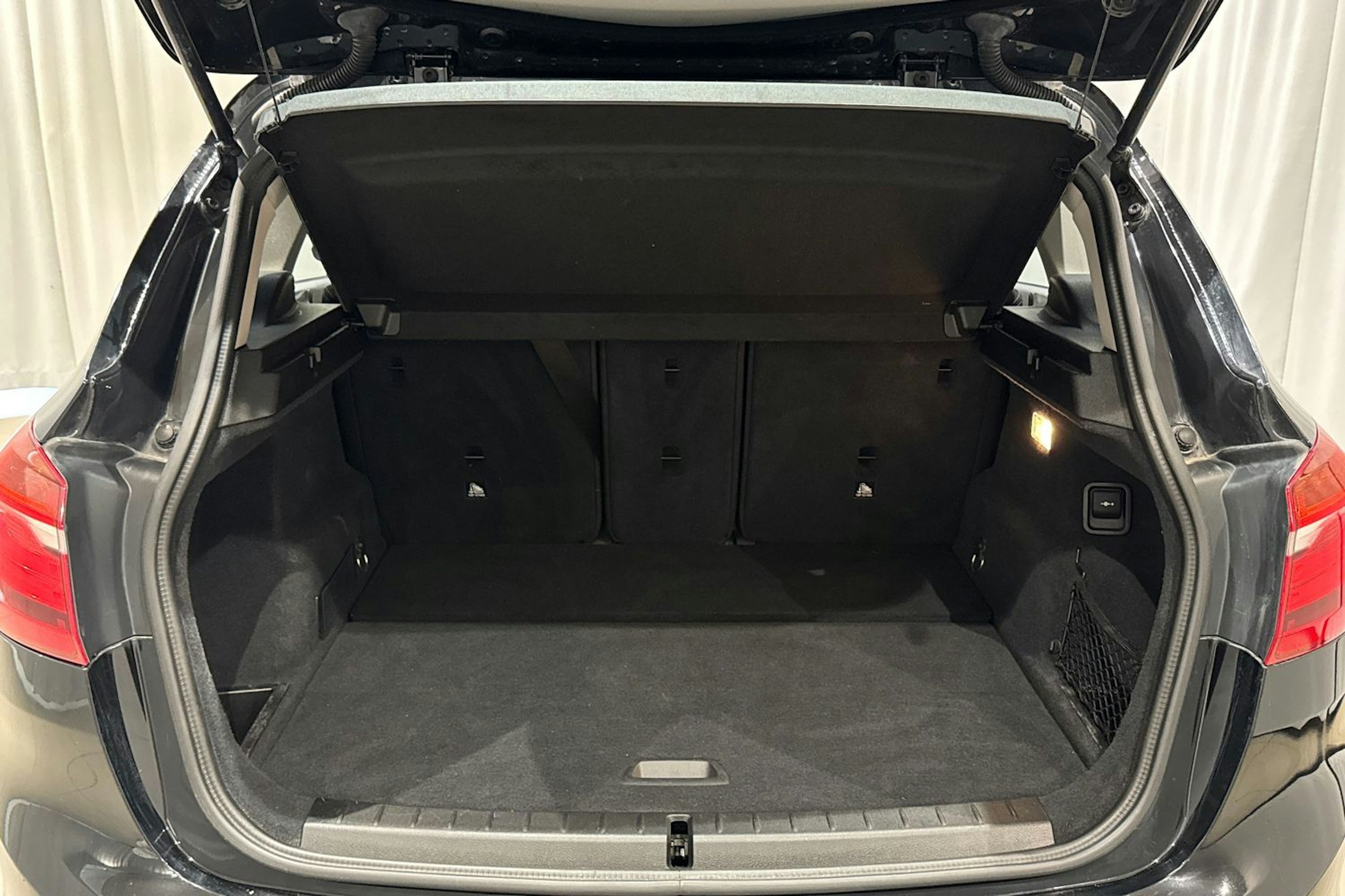 musta BMW 218 2015 kuva 14.