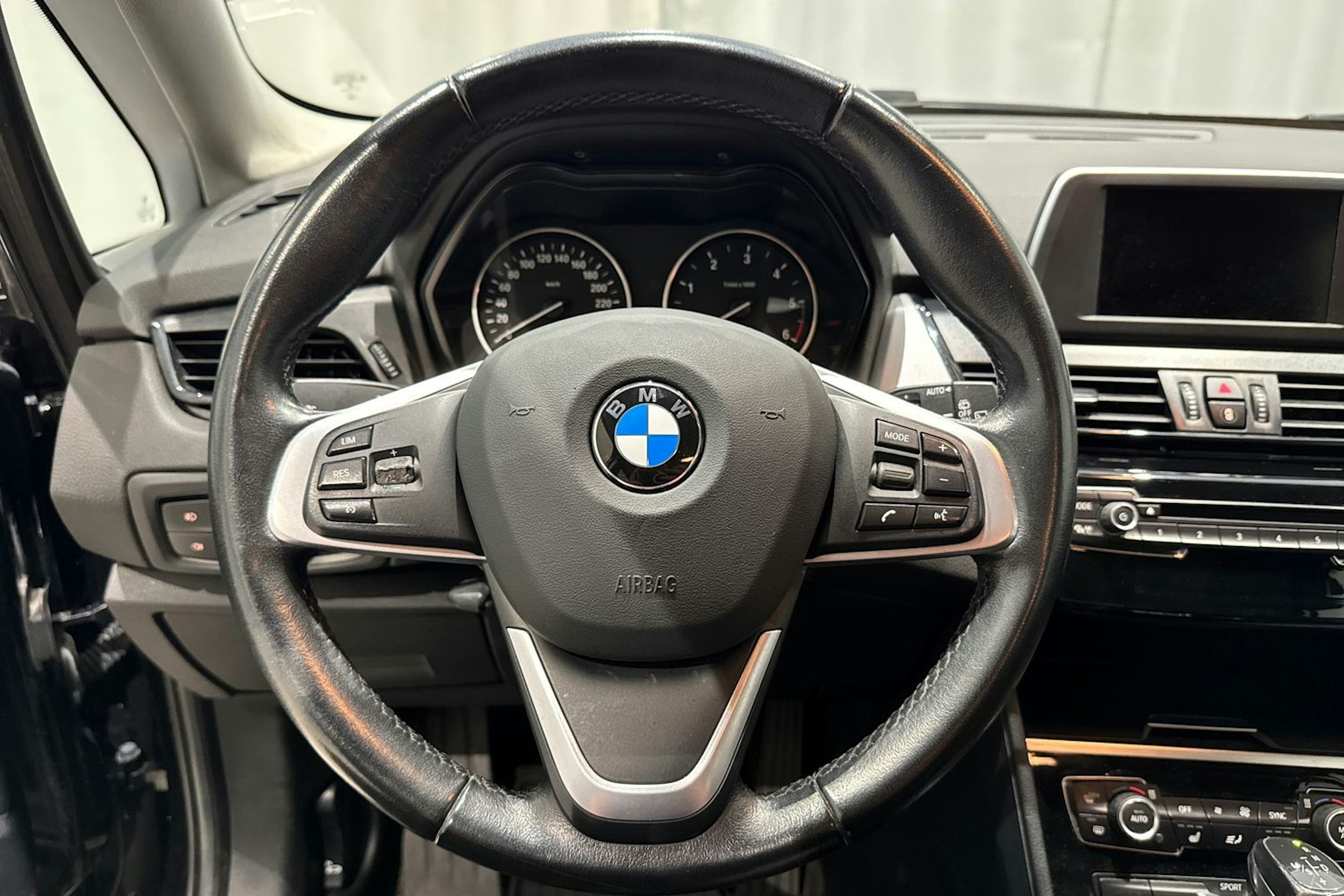 musta BMW 218 2015 kuva 15.