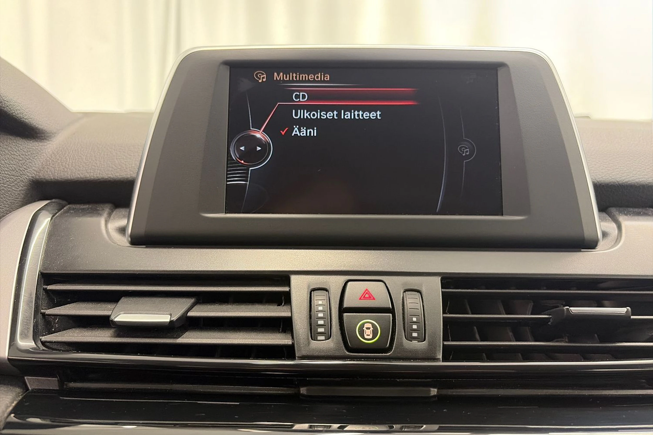 hopea BMW 218 2015 kuva 16.