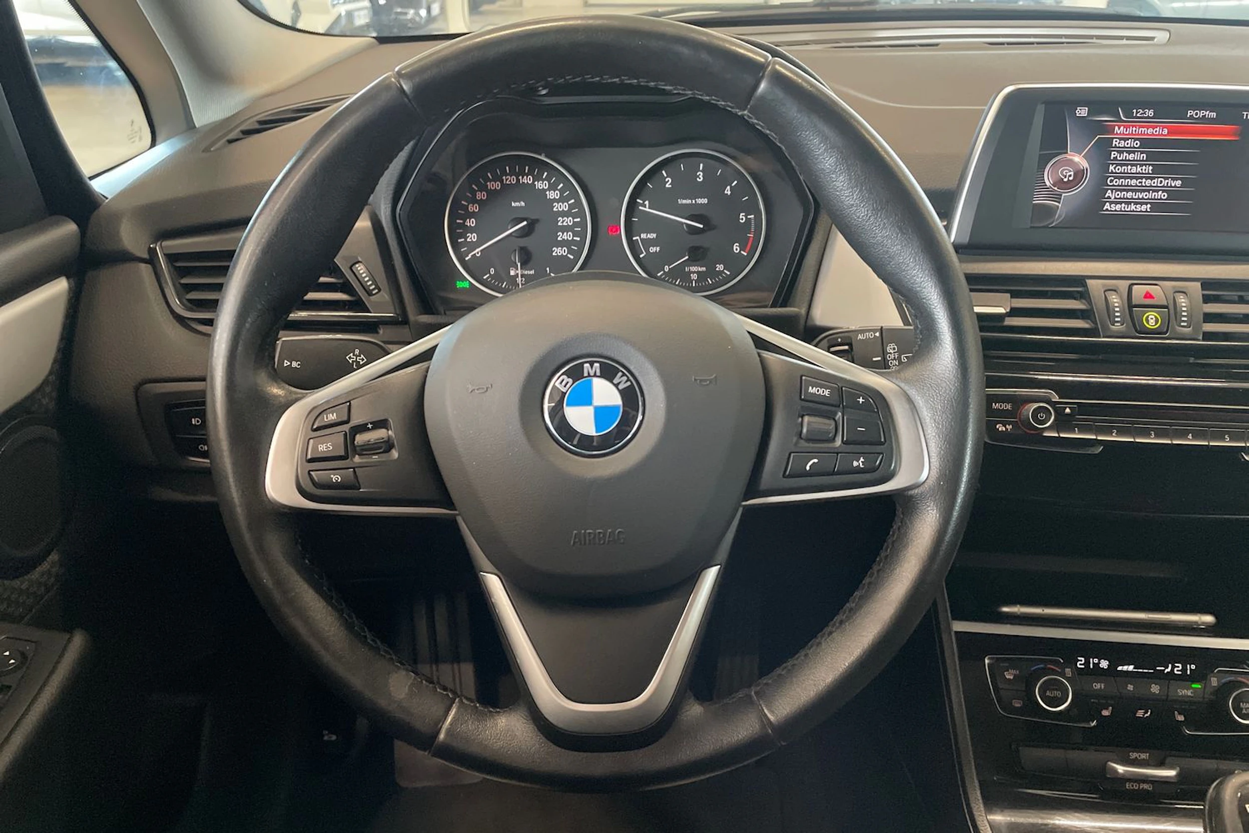 musta BMW 218 2016 kuva 11.