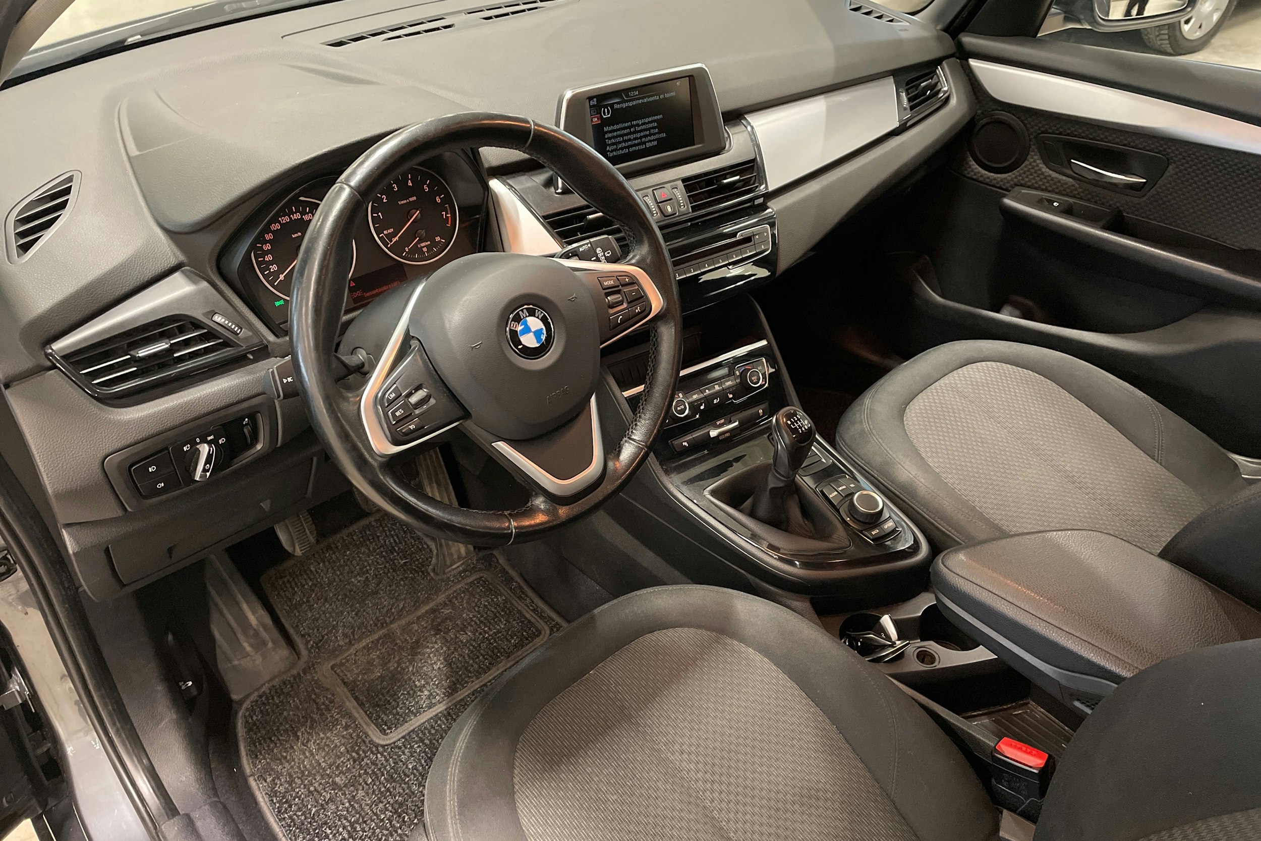 harmaa BMW 218 2016 kuva 6.