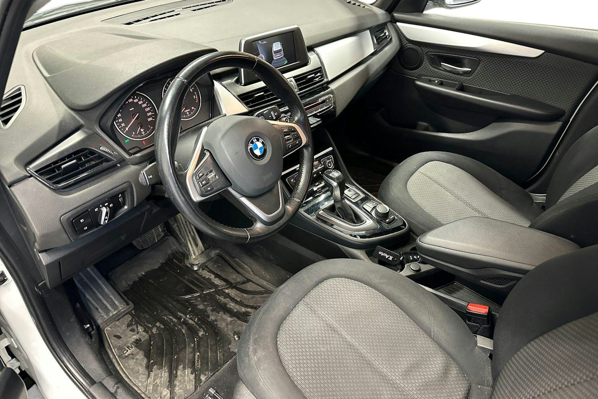 valkoinen BMW 218 2017 kuva 3.