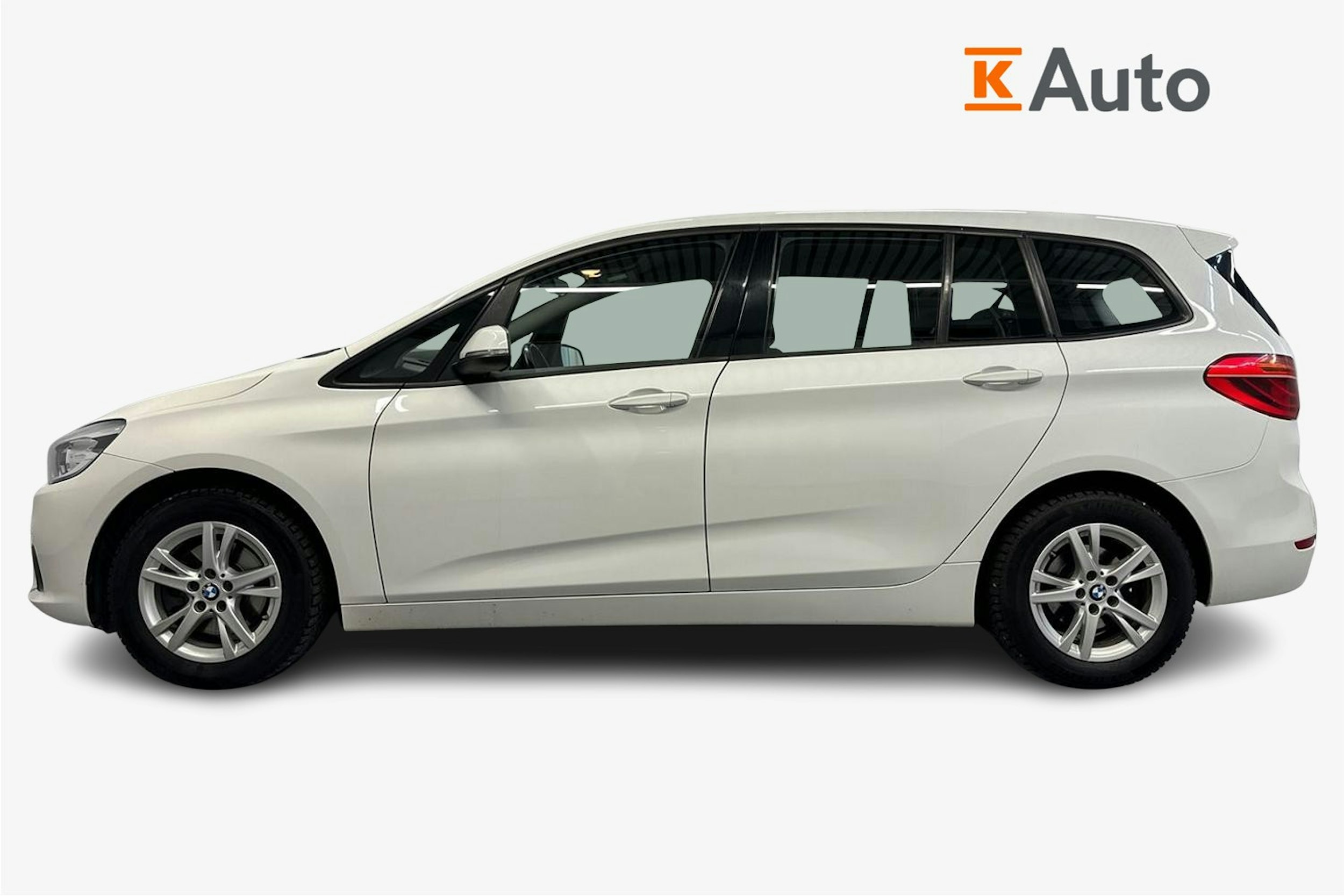 valkoinen BMW 218 2017 kuva 6.