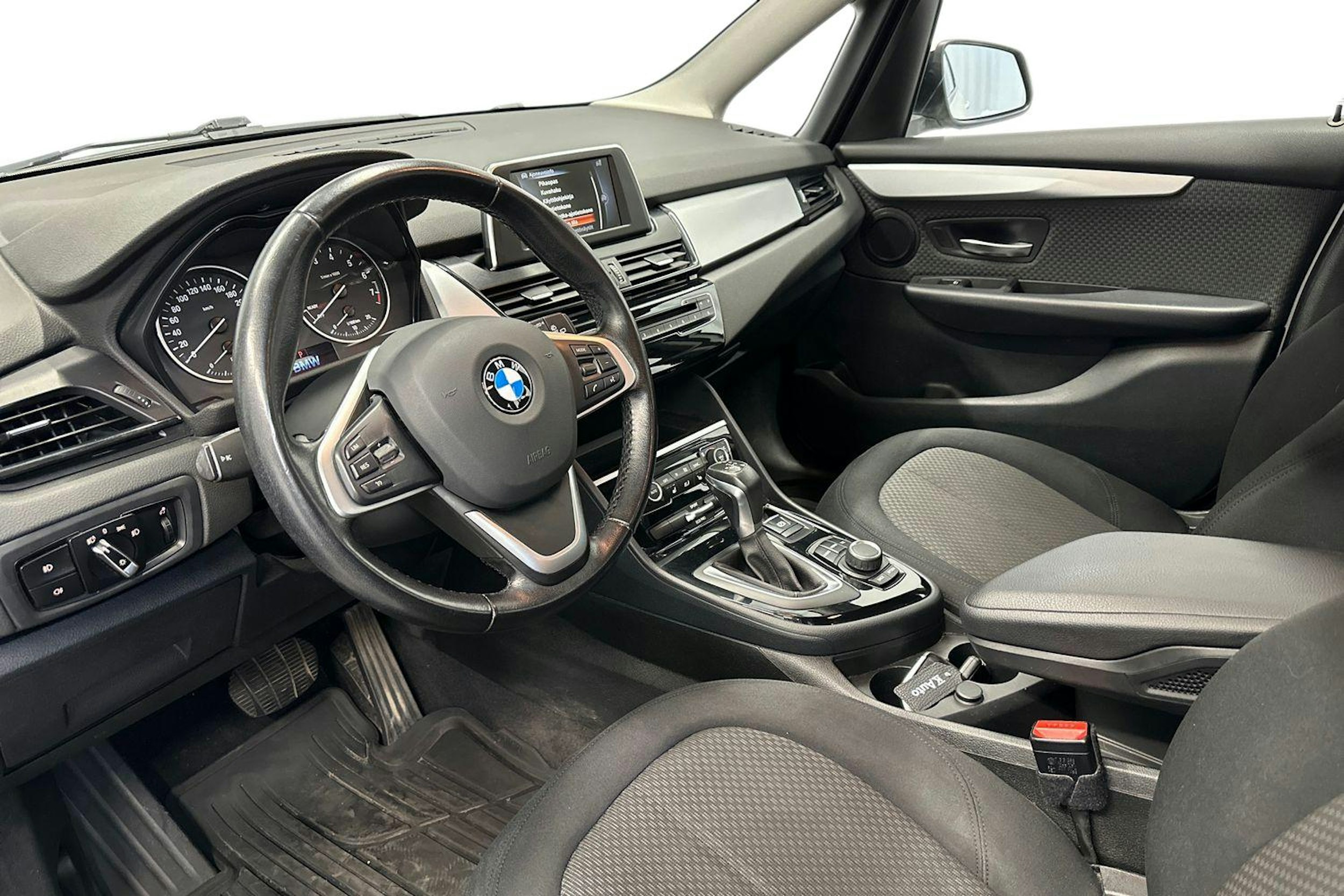 valkoinen BMW 218 2017 kuva 7.