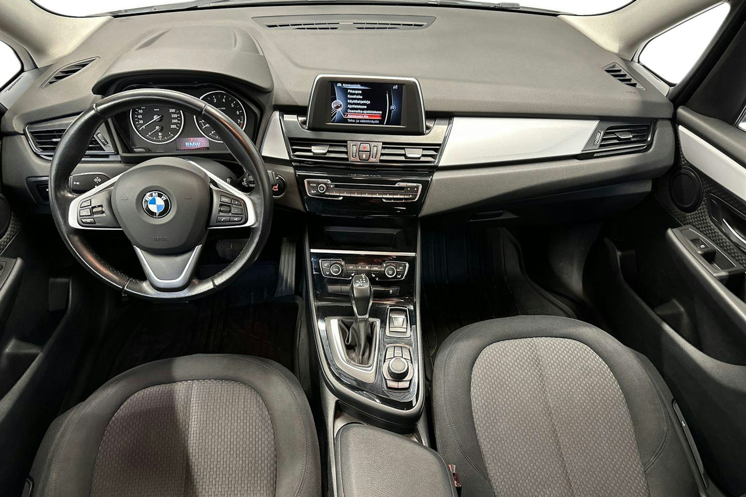valkoinen BMW 218 2017 kuva 9.