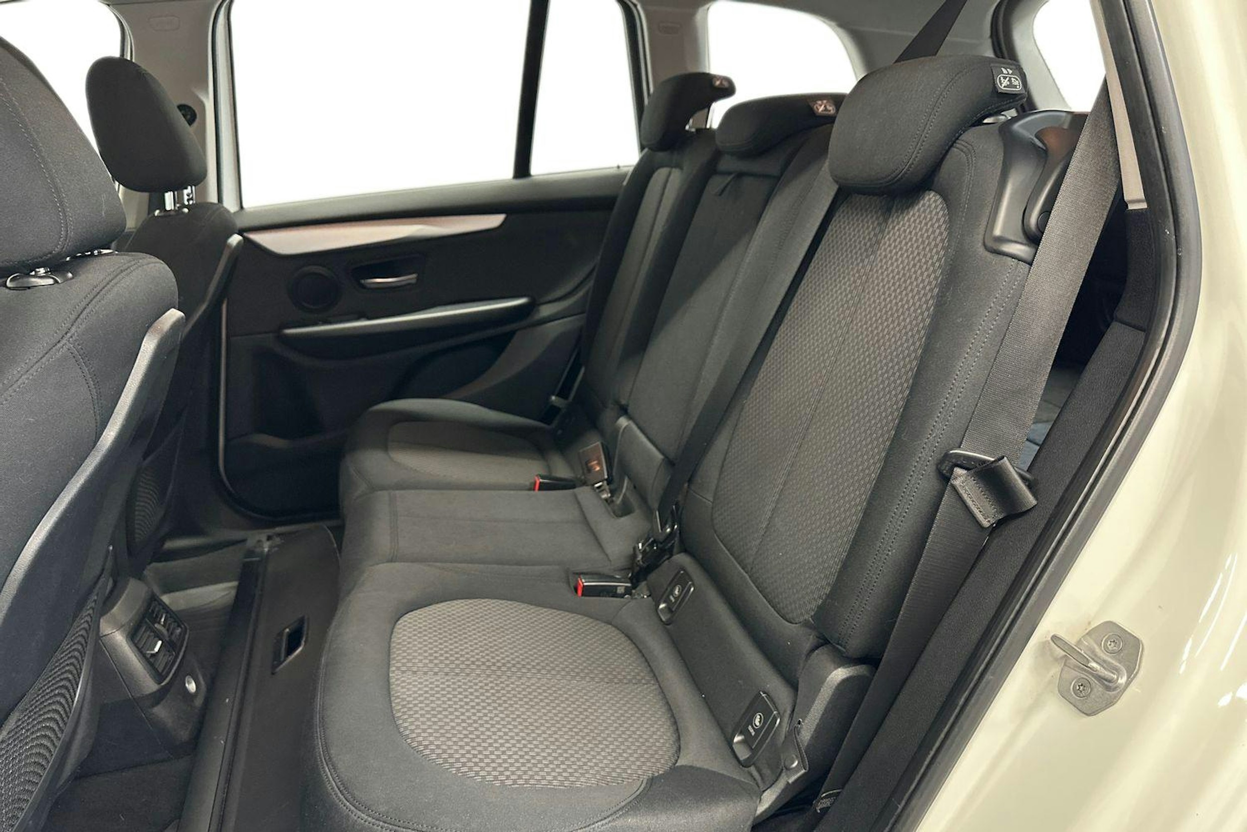 valkoinen BMW 218 2017 kuva 10.