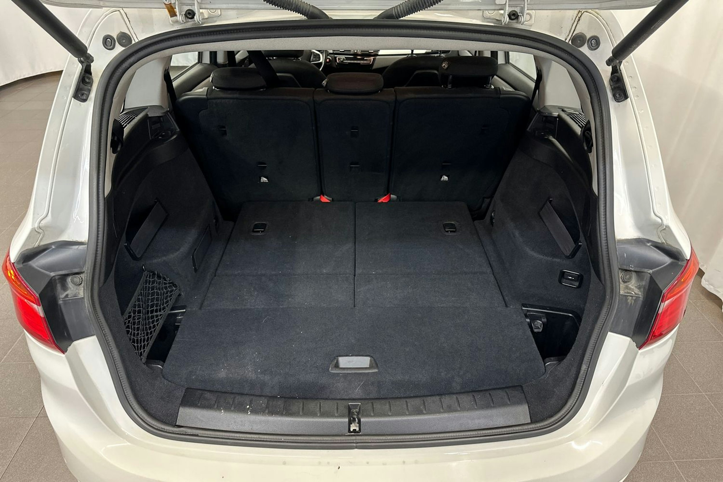 valkoinen BMW 218 2017 kuva 14.