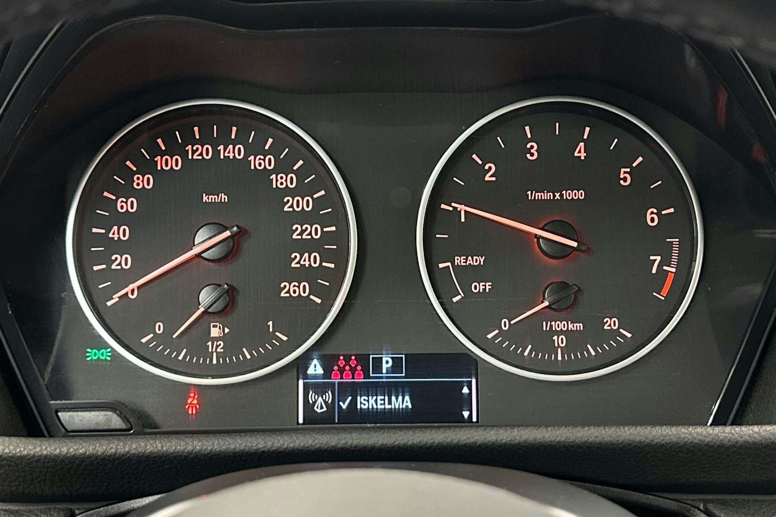 valkoinen BMW 218 2017 kuva 15.