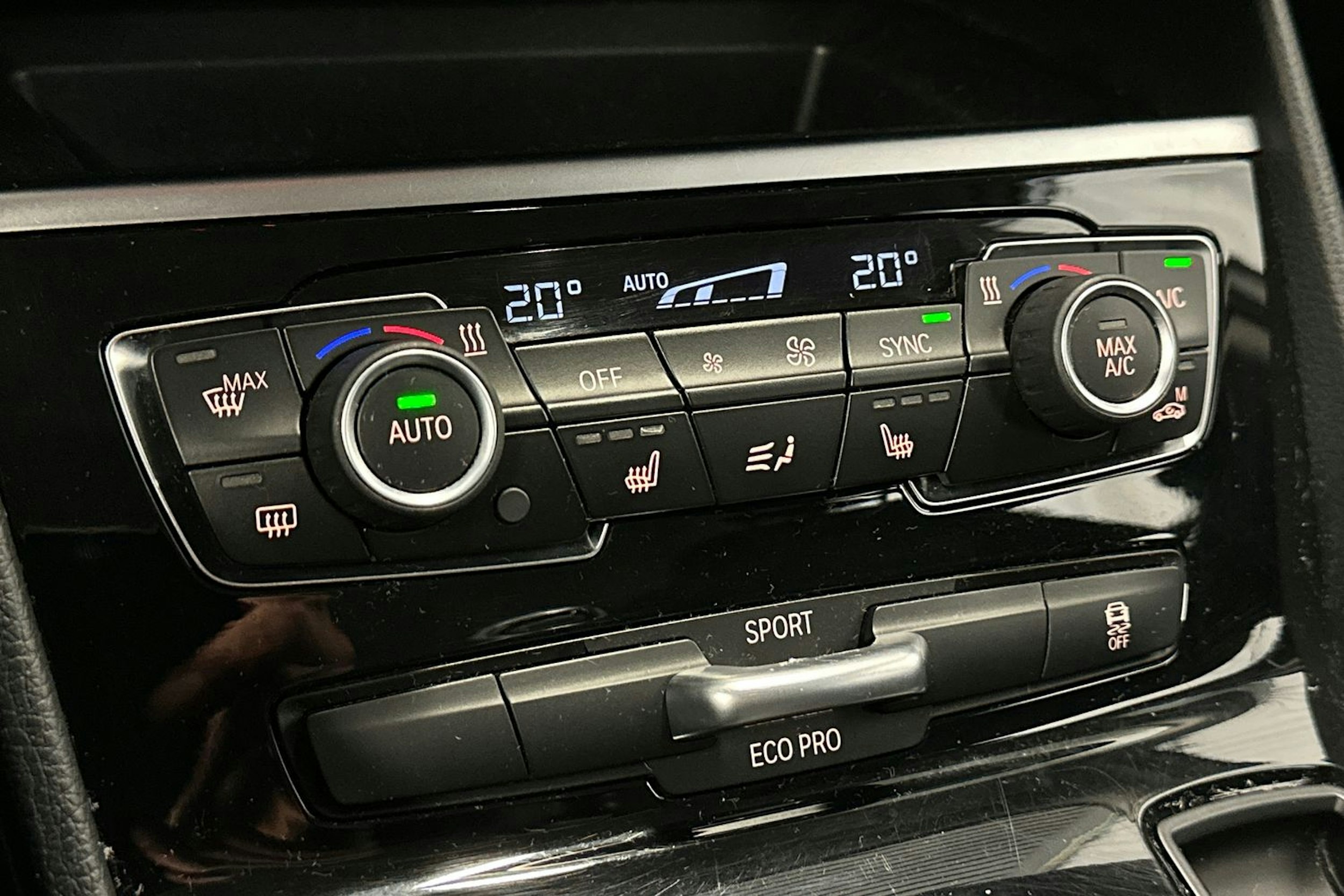 valkoinen BMW 218 2017 kuva 19.