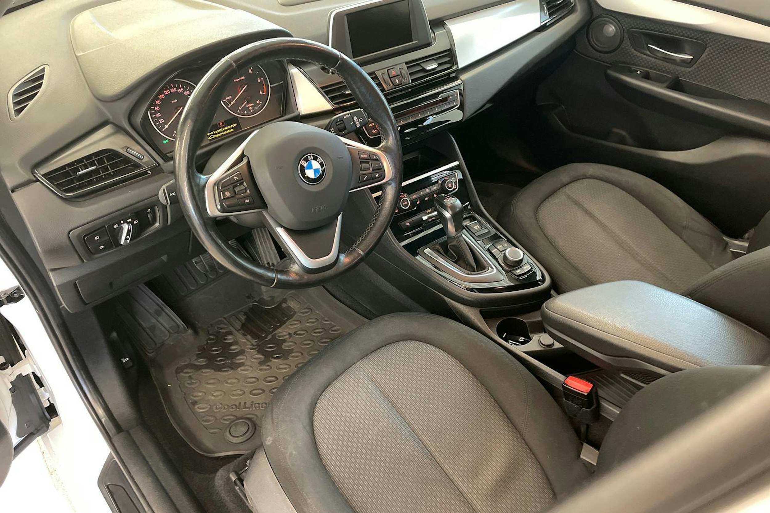 Valkoinen BMW 218 2017 kuva 7.