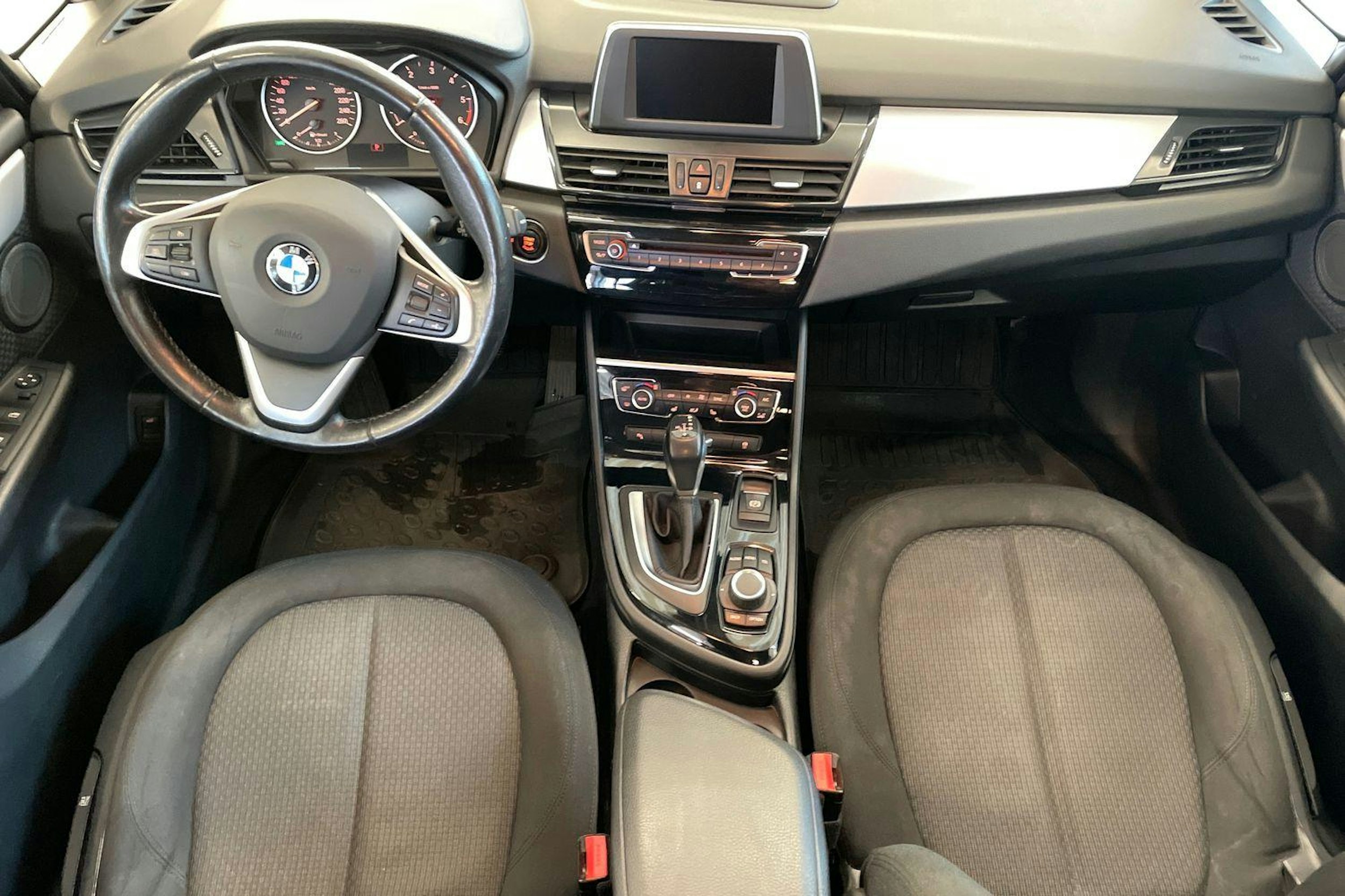 Valkoinen BMW 218 2017 kuva 9.