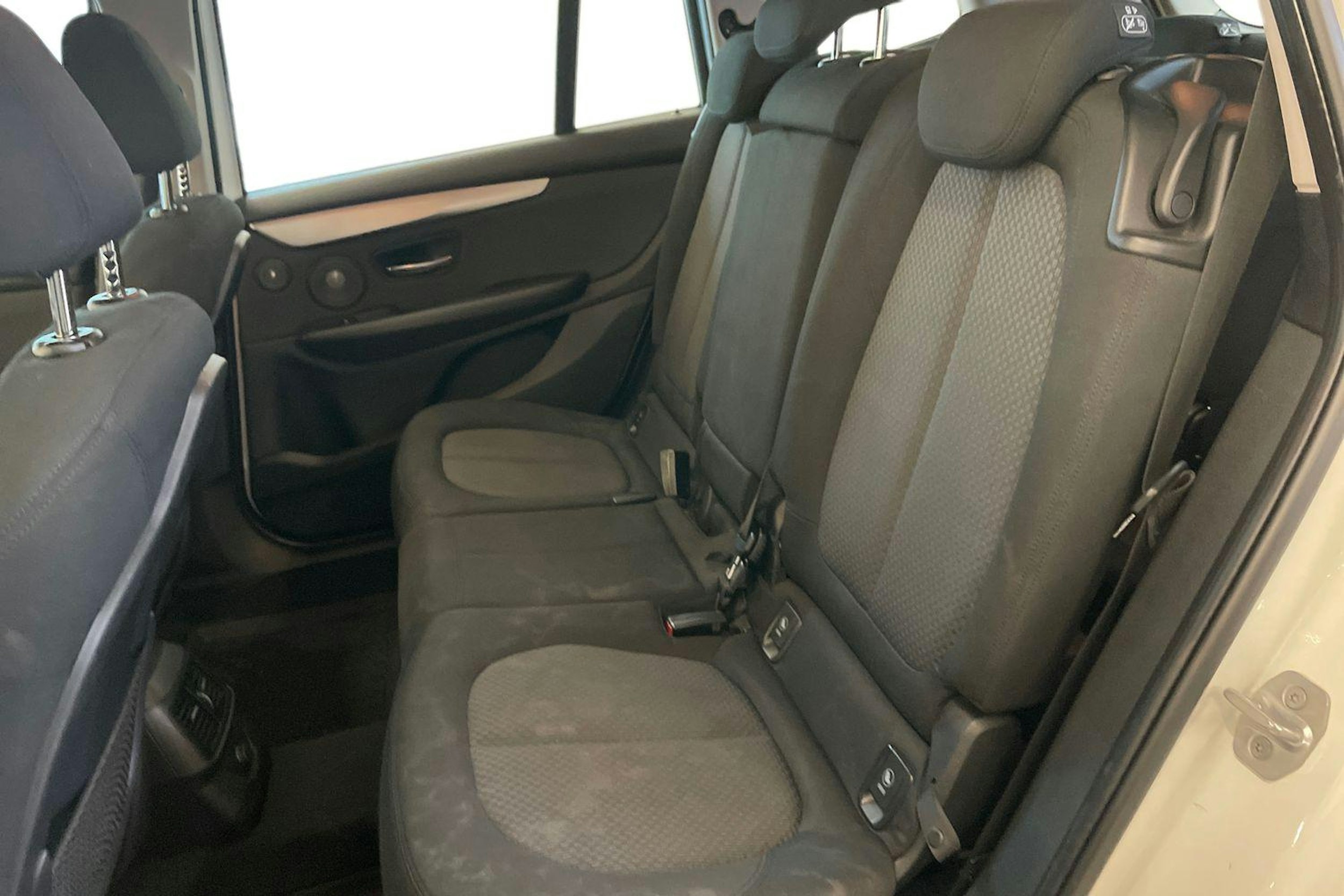 Valkoinen BMW 218 2017 kuva 10.