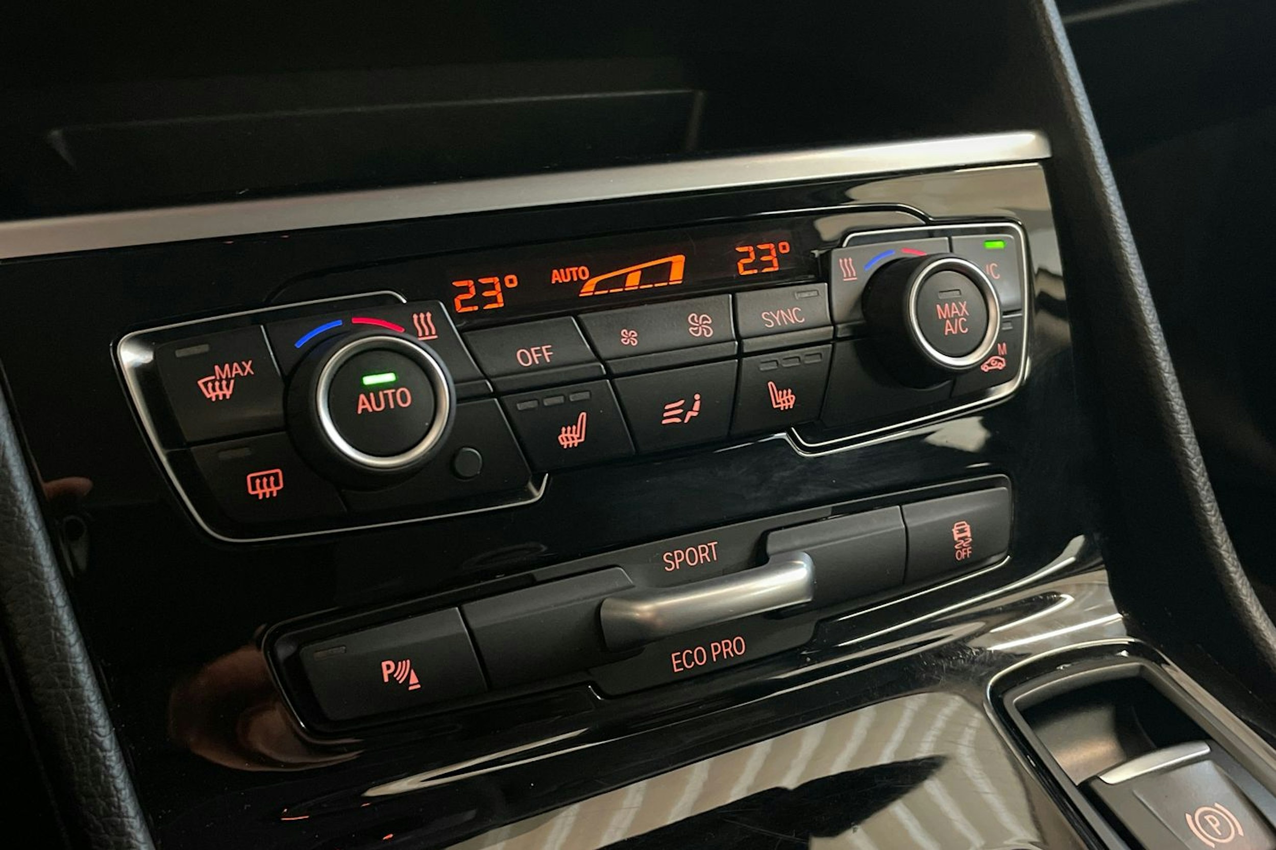 Valkoinen BMW 218 2017 kuva 21.