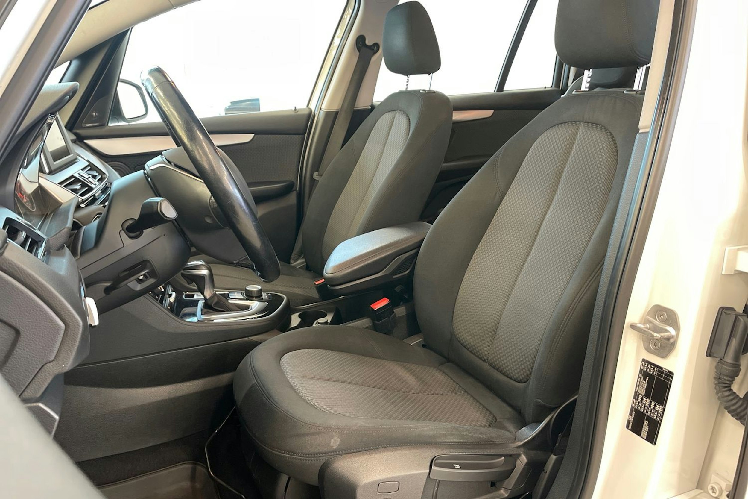 Valkoinen BMW 218 2017 kuva 23.