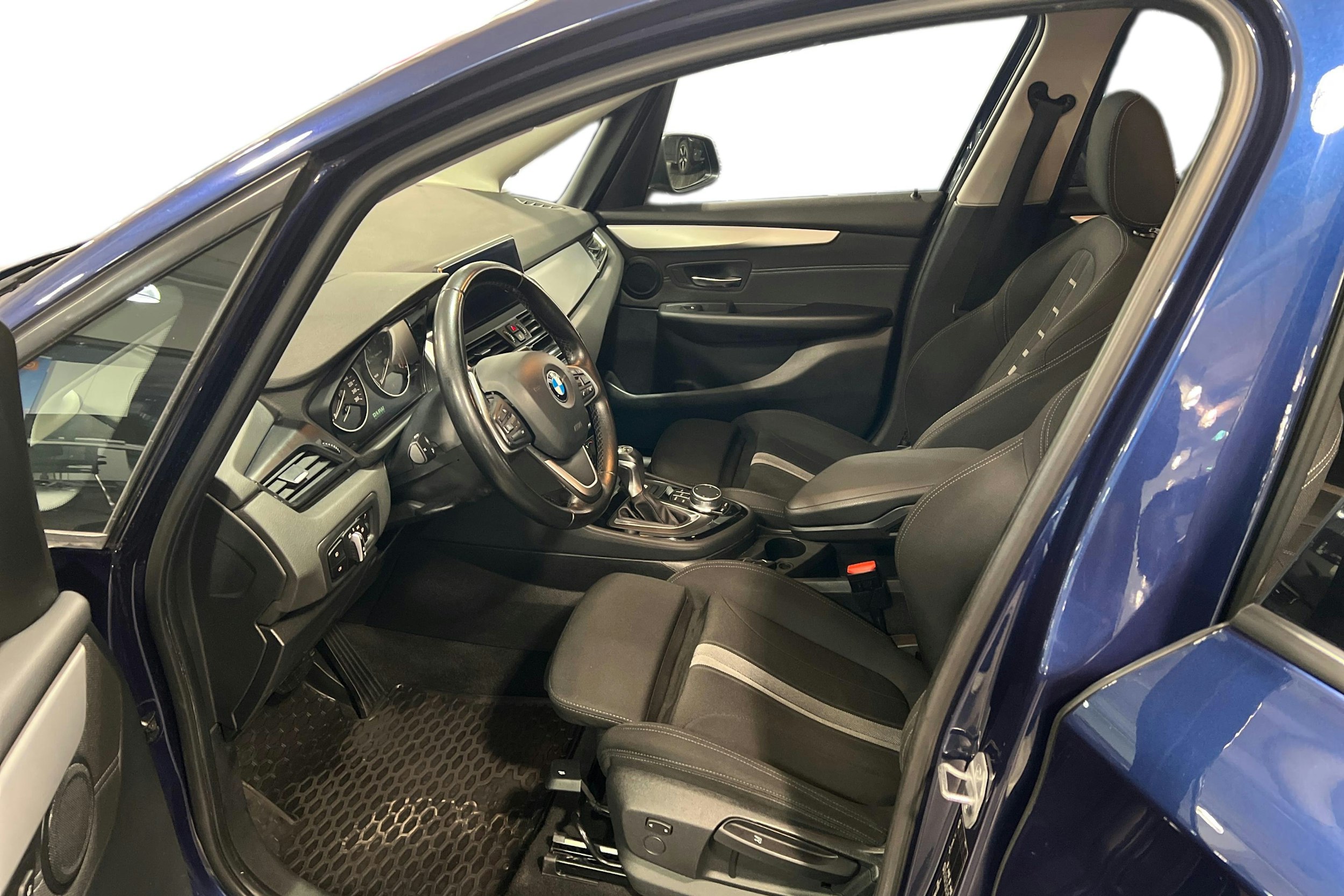 Sininen BMW 218 2018 kuva 7.