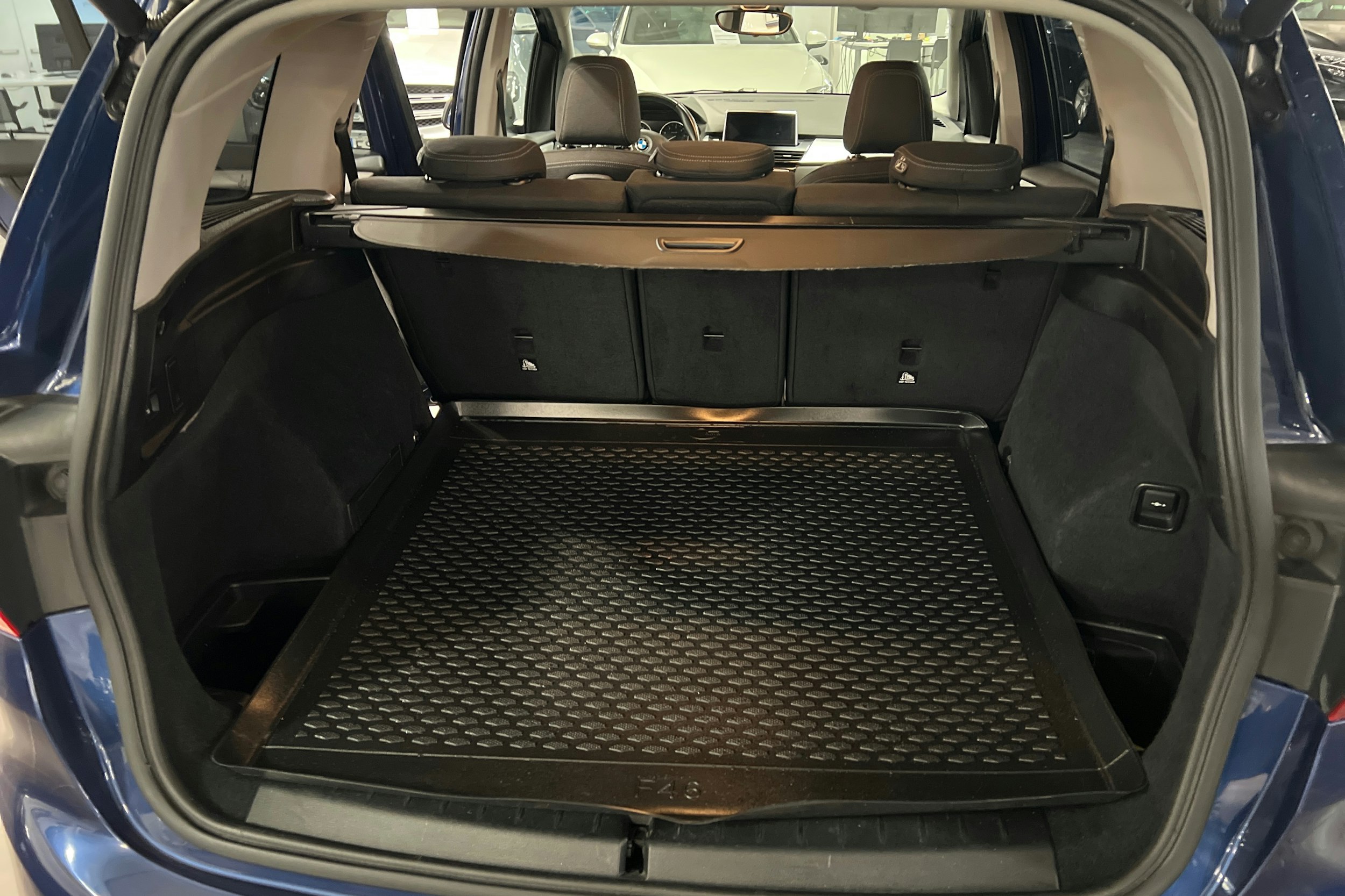 Sininen BMW 218 2018 kuva 14.