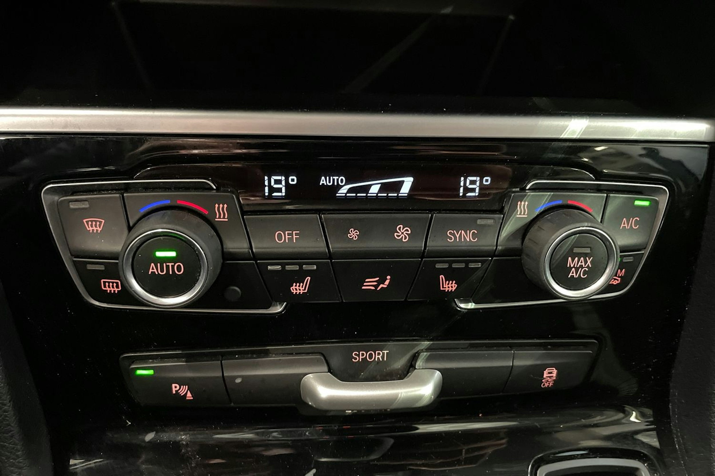 musta BMW 218 2021 kuva 28.