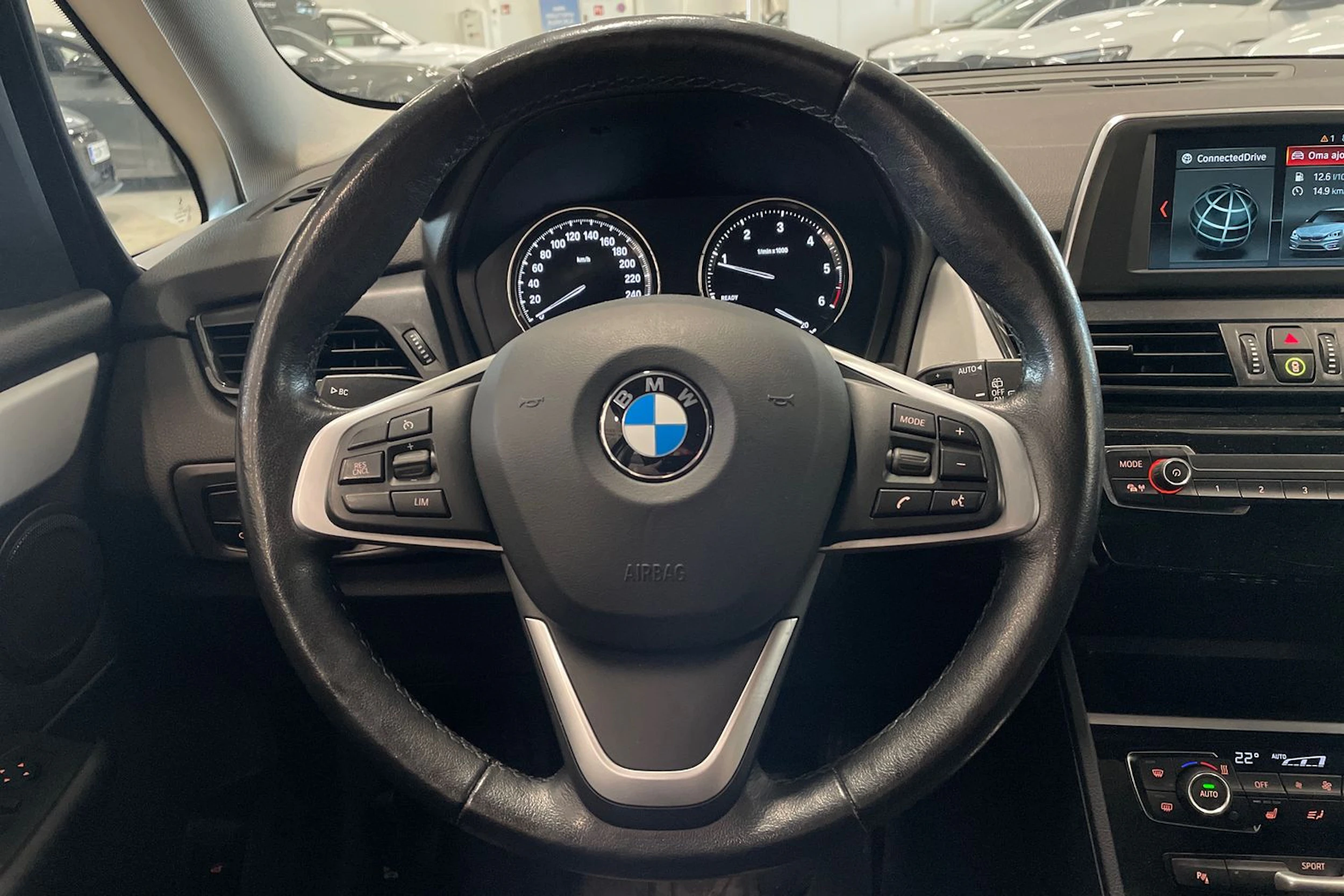 musta BMW 218 2021 kuva 15.