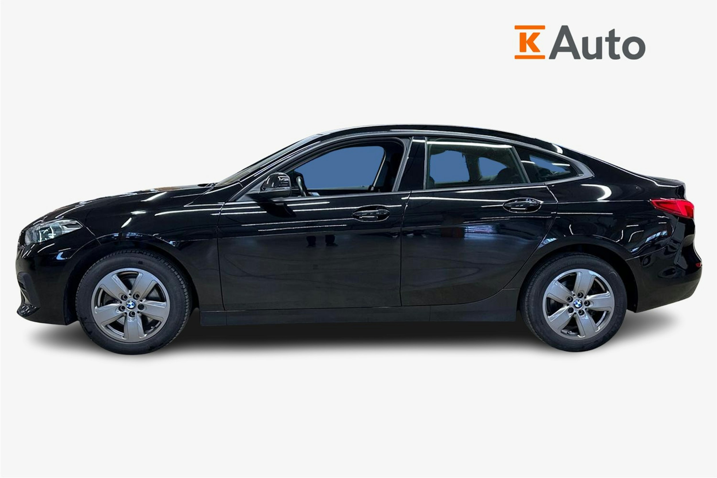 musta BMW 218 2021 kuva 5.