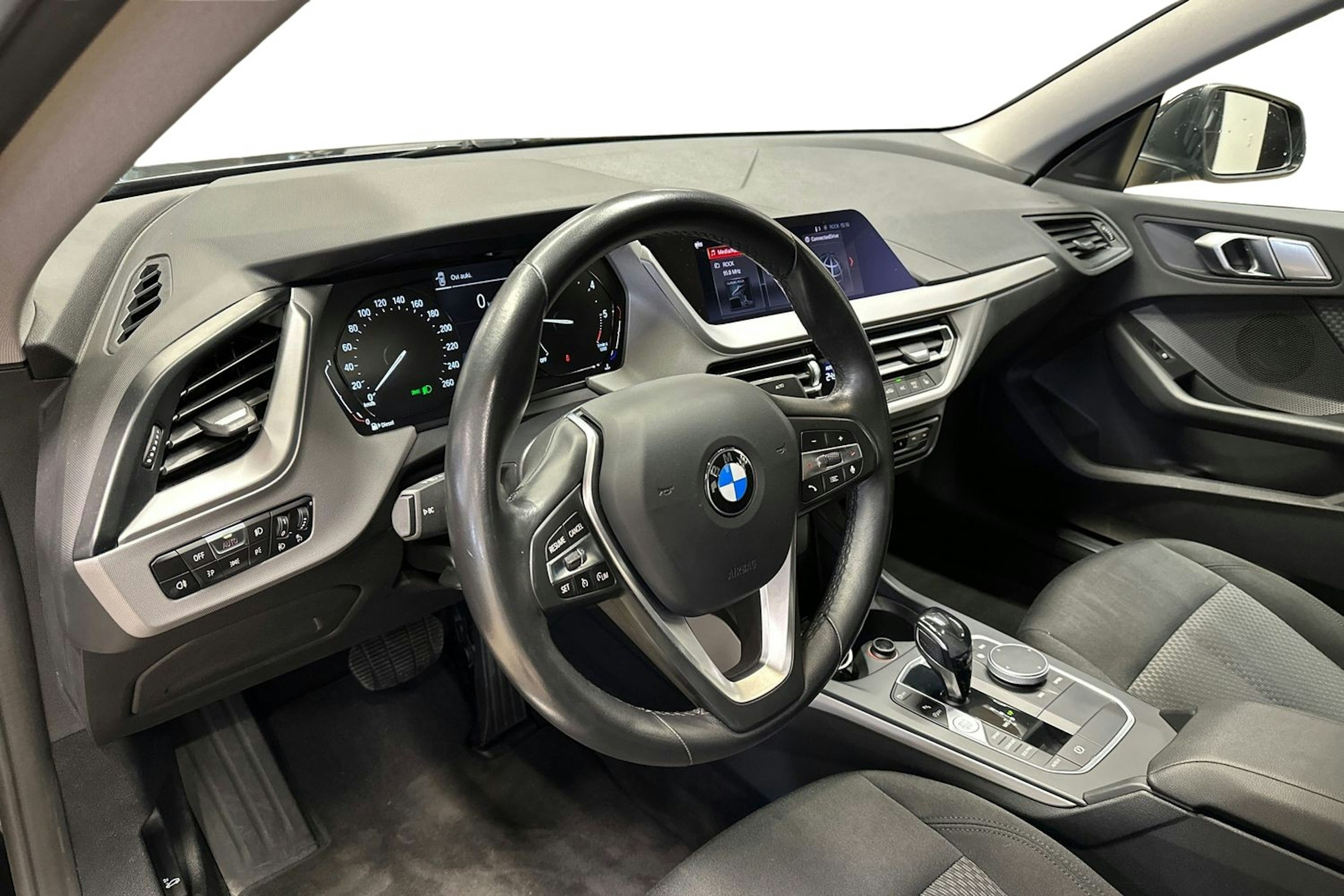 musta BMW 218 2021 kuva 6.