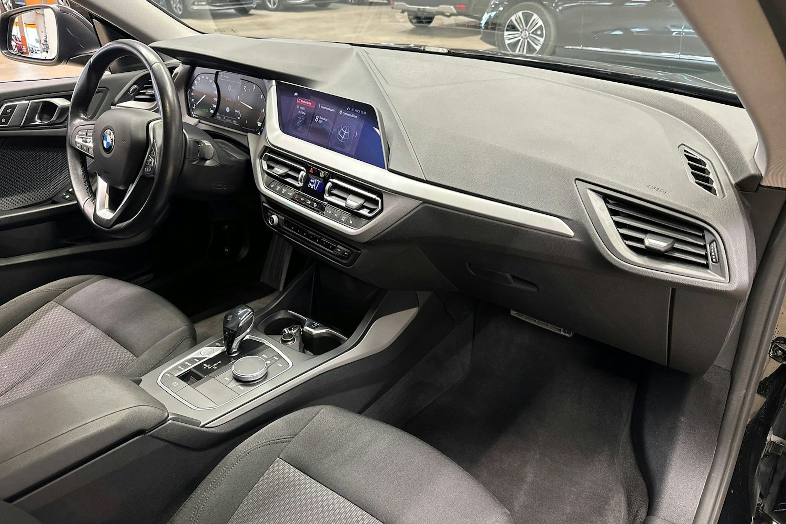 musta BMW 218 2021 kuva 9.