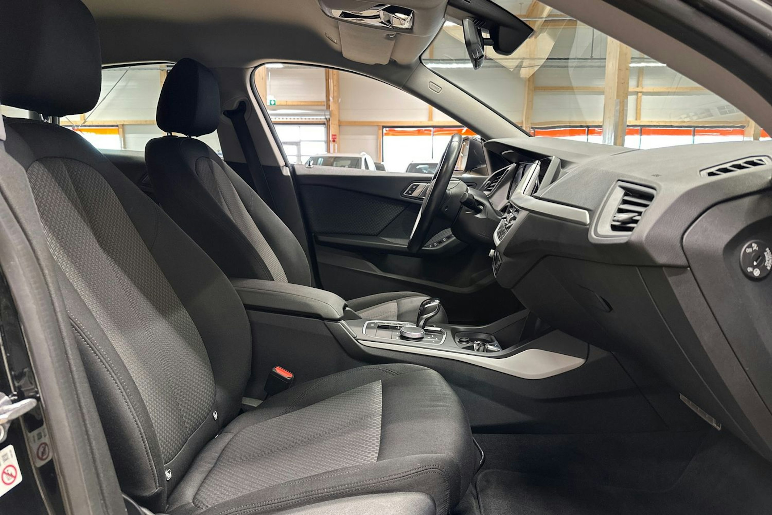 musta BMW 218 2021 kuva 10.