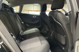 musta BMW 218 2021 kuva 11.
