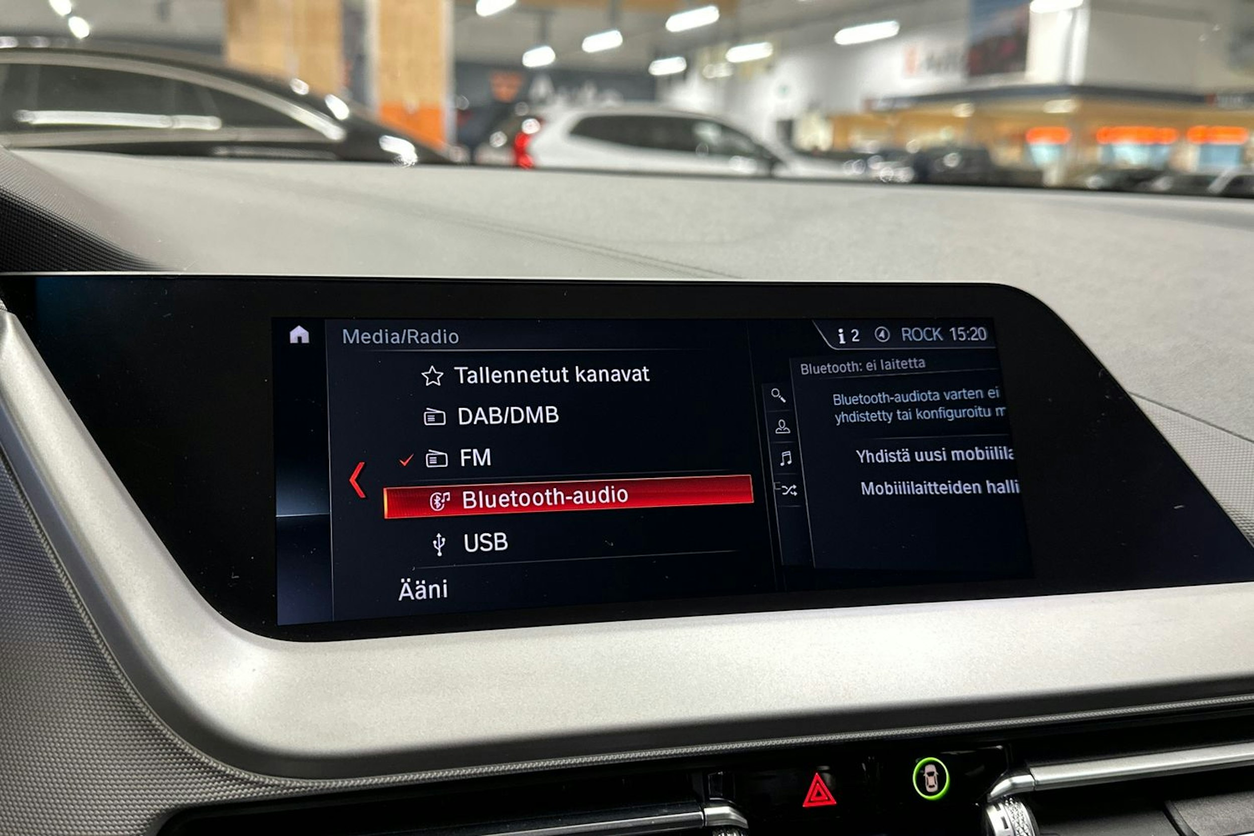 musta BMW 218 2021 kuva 16.