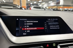 musta BMW 218 2021 kuva 16.