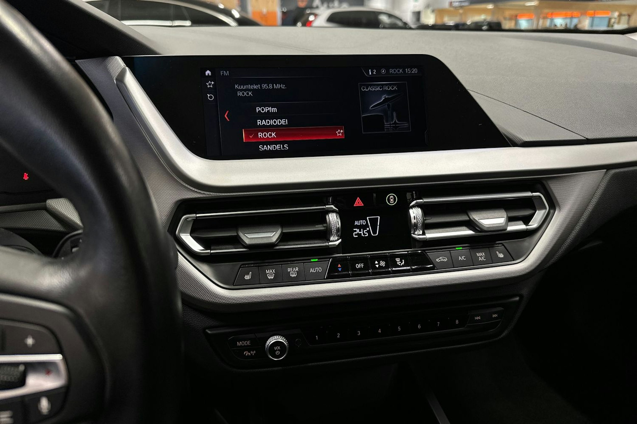 musta BMW 218 2021 kuva 17.