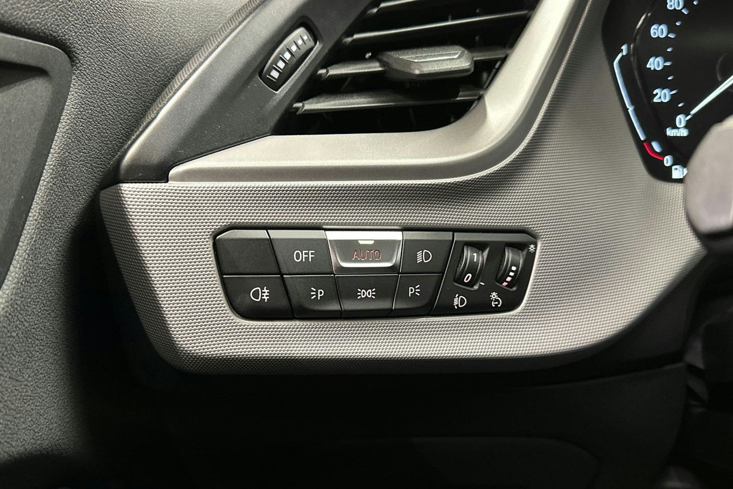 musta BMW 218 2021 kuva 22.