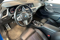 sininen BMW 218 2021 kuva 3.