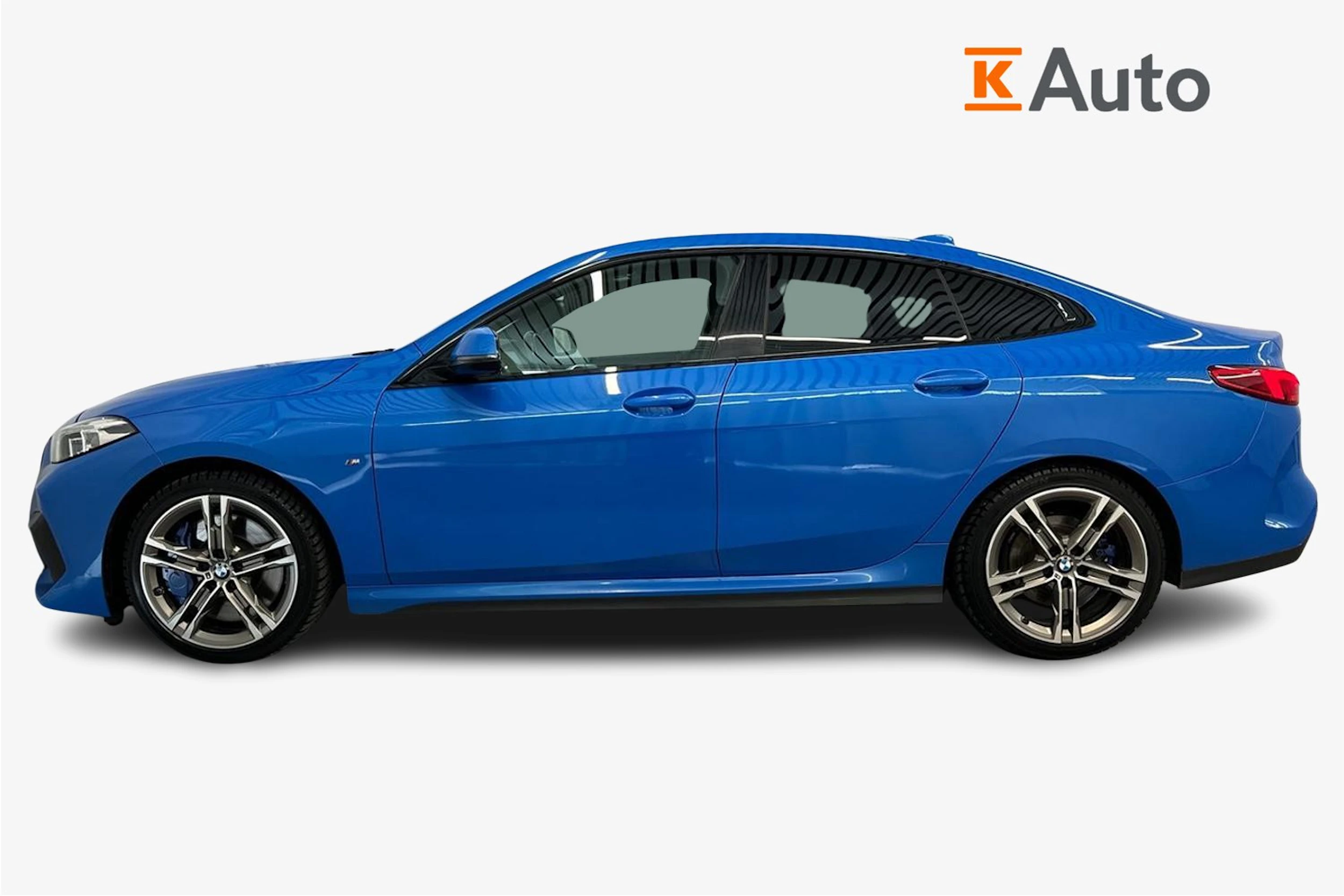 sininen BMW 218 2021 kuva 7.