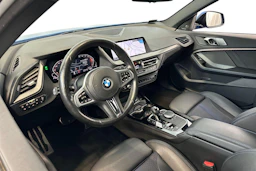 sininen BMW 218 2021 kuva 8.