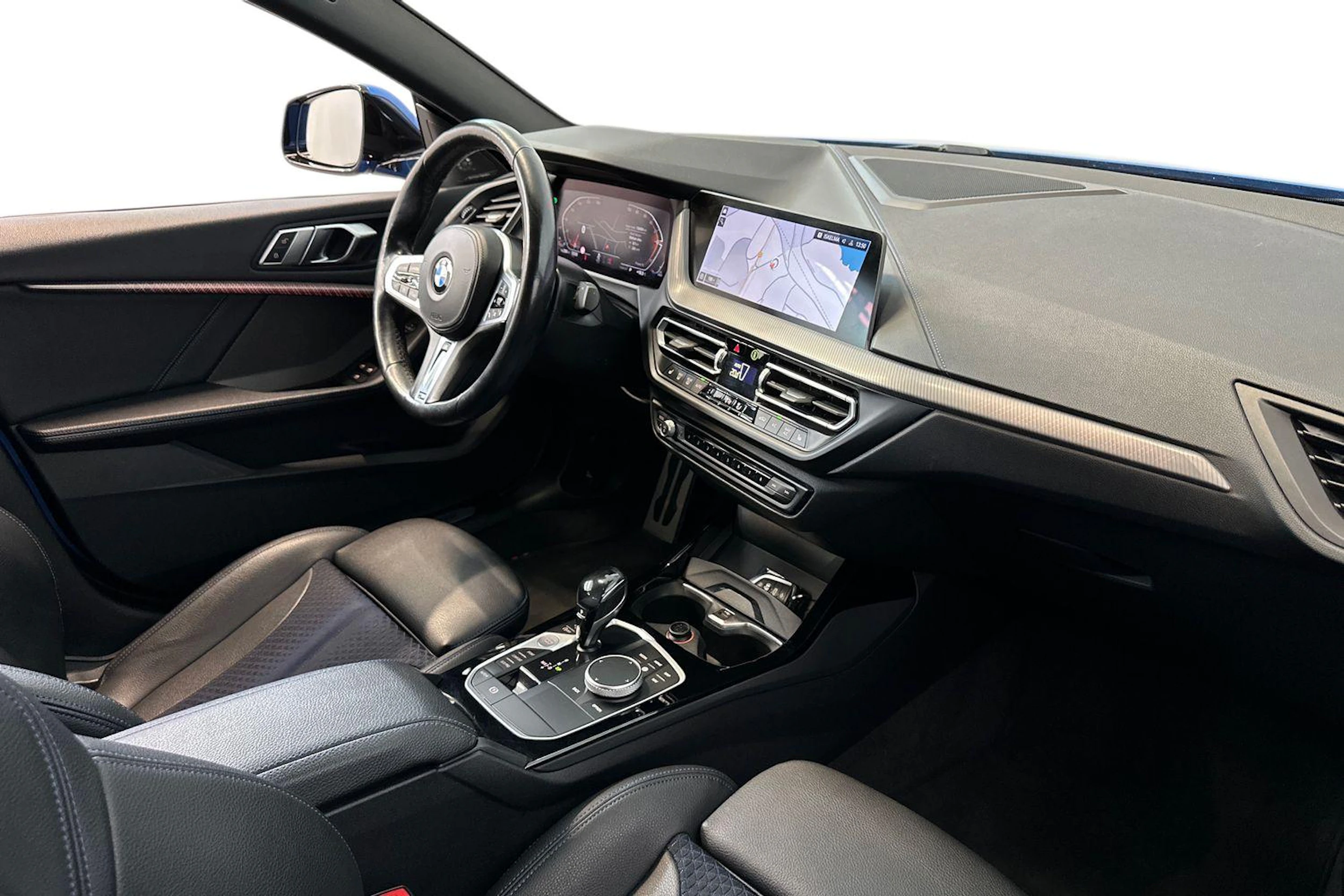 sininen BMW 218 2021 kuva 9.