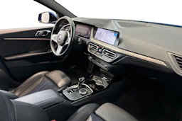 sininen BMW 218 2021 kuva 9.